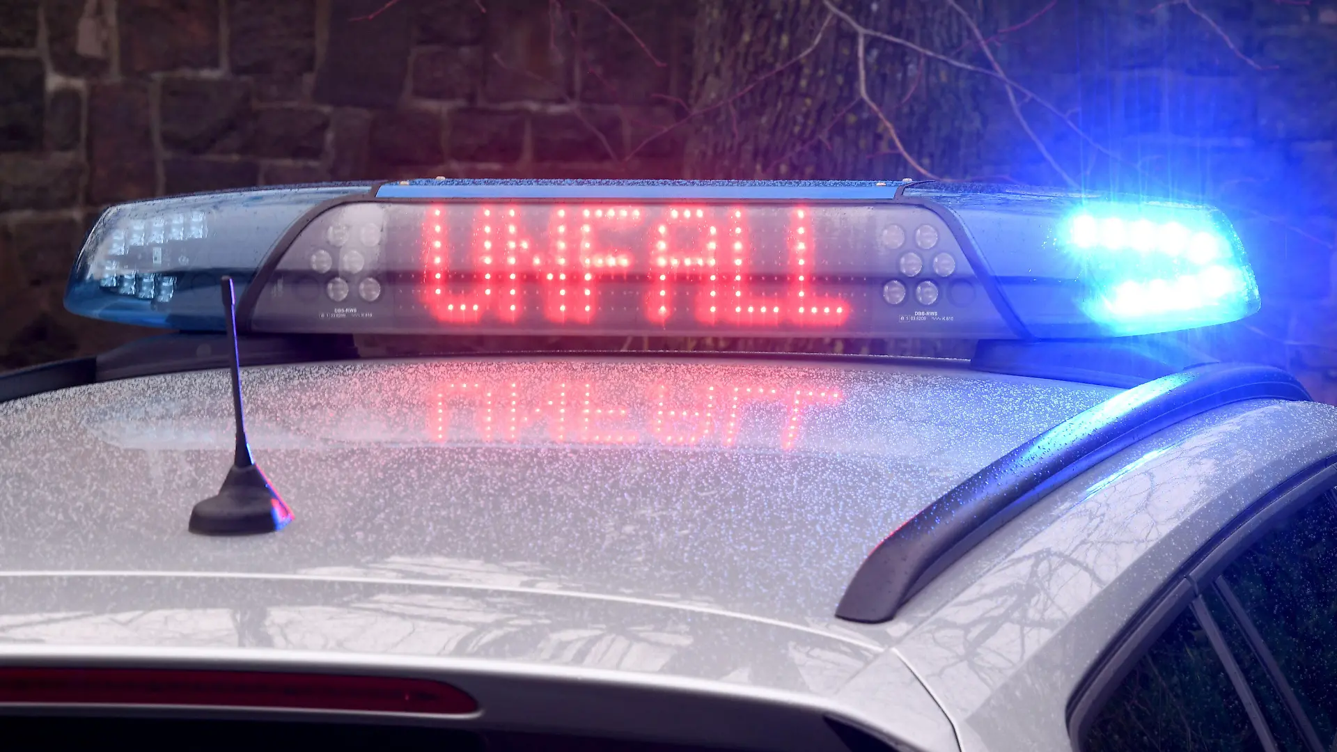 ARCHIV - 19.02.2020, Schleswig-Holstein, Kiel: Die Leuchtschrift «Unfall» ist auf dem Dach eines Streifenwagens der Polizei zu sehen. (zu dpa «Verkehrsunfälle mit Polizei-Beteiligung leicht gestiegen») Foto: Carsten Rehder/dpa +++ dpa-Bildfunk +++