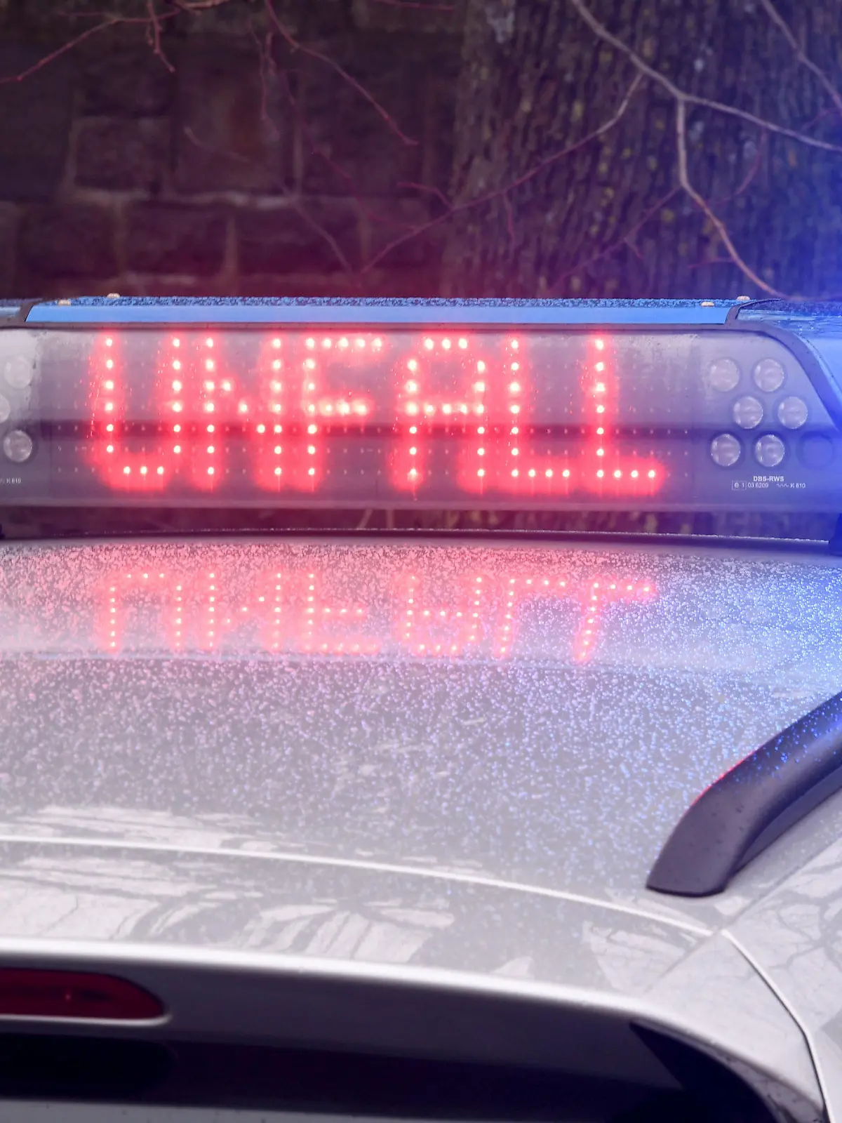 ARCHIV - 19.02.2020, Schleswig-Holstein, Kiel: Die Leuchtschrift «Unfall» ist auf dem Dach eines Streifenwagens der Polizei zu sehen. (zu dpa «Verkehrsunfälle mit Polizei-Beteiligung leicht gestiegen») Foto: Carsten Rehder/dpa +++ dpa-Bildfunk +++