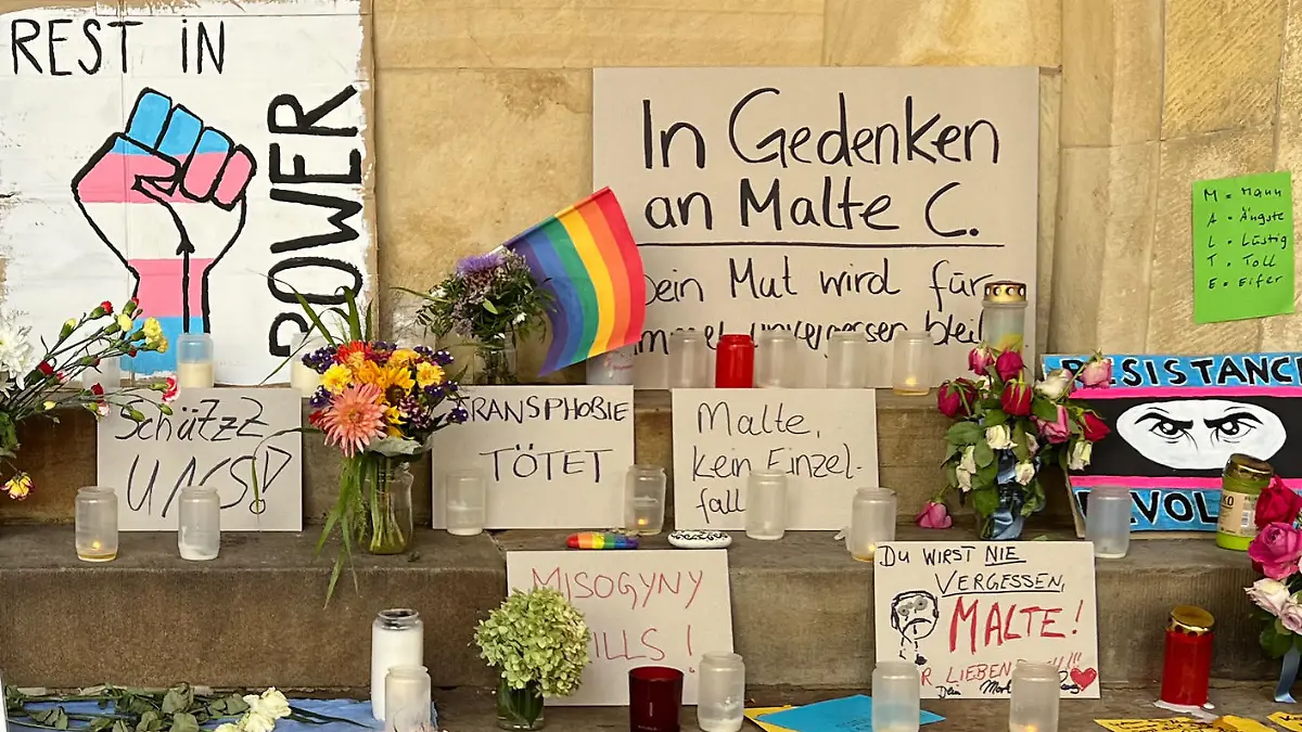 05.09.2022, Deutschland, NRW, Münster, Kriminalität, Gedenkstätte für den getöteten Malte C. in Münster, der auf dem Christopher Street Day (CSD) angegriffen wurde und später verstarb, Tötungsdelikt, Kerzen und Plakate vor dem historischen Rathaus am Prinzipalmarkt