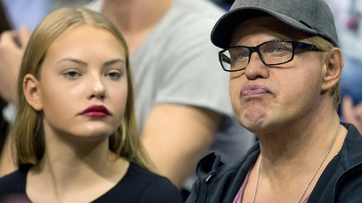 Basketball: Bundesliga, Herren - 4. Spieltag: ALBA Berlin - Bayern München am 15.11.2015 in der Mercedes-Benz-Arena in Berlin. Schauspieler Uwe Ochsenknecht und seine Tochter Cheyenne Savannah sitzen in der Arena. Foto: Lukas Schulze/dpa +++ dpa-Bildfunk +++