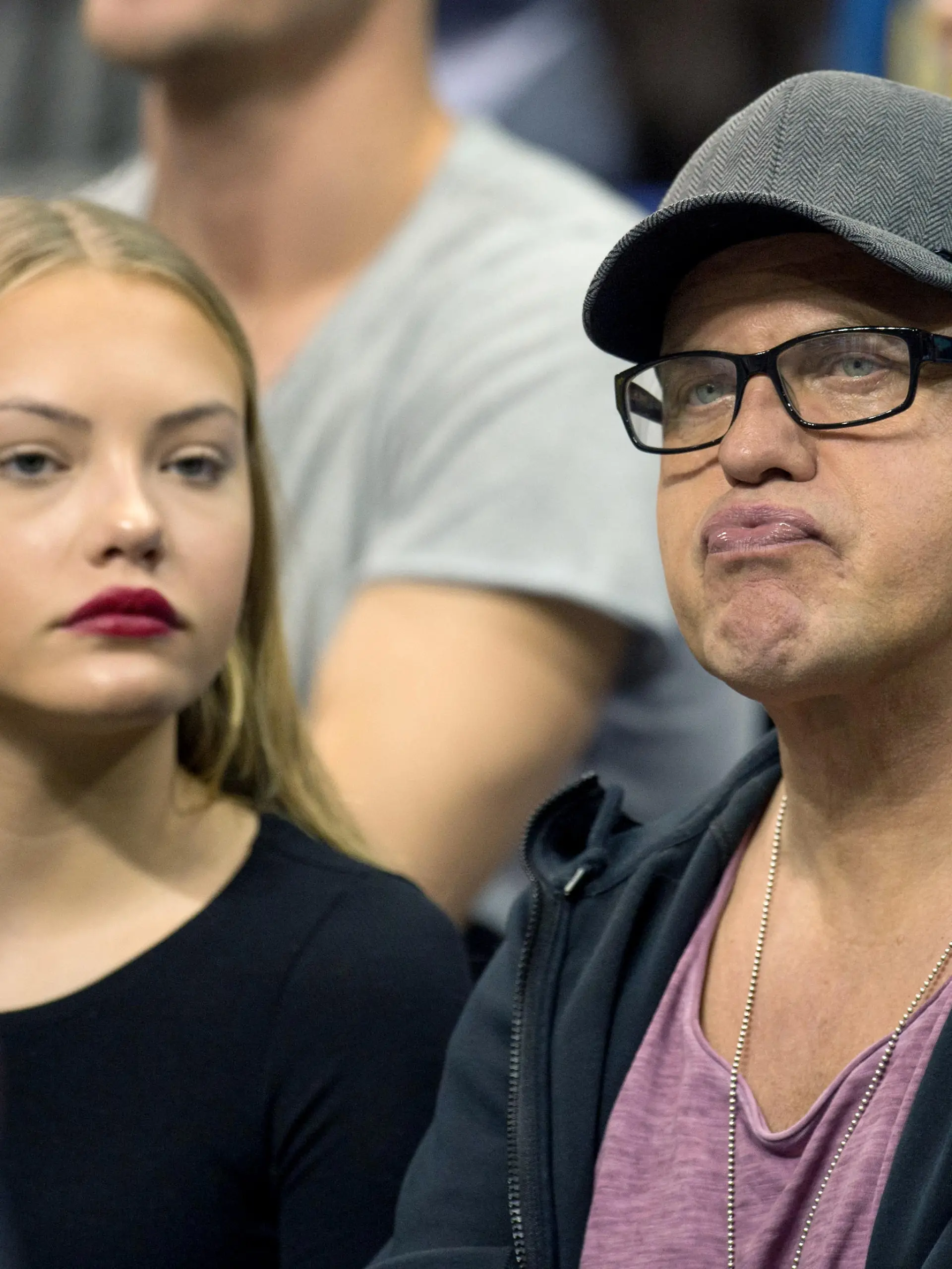 Basketball: Bundesliga, Herren - 4. Spieltag: ALBA Berlin - Bayern München am 15.11.2015 in der Mercedes-Benz-Arena in Berlin. Schauspieler Uwe Ochsenknecht und seine Tochter Cheyenne Savannah sitzen in der Arena. Foto: Lukas Schulze/dpa +++ dpa-Bildfunk +++