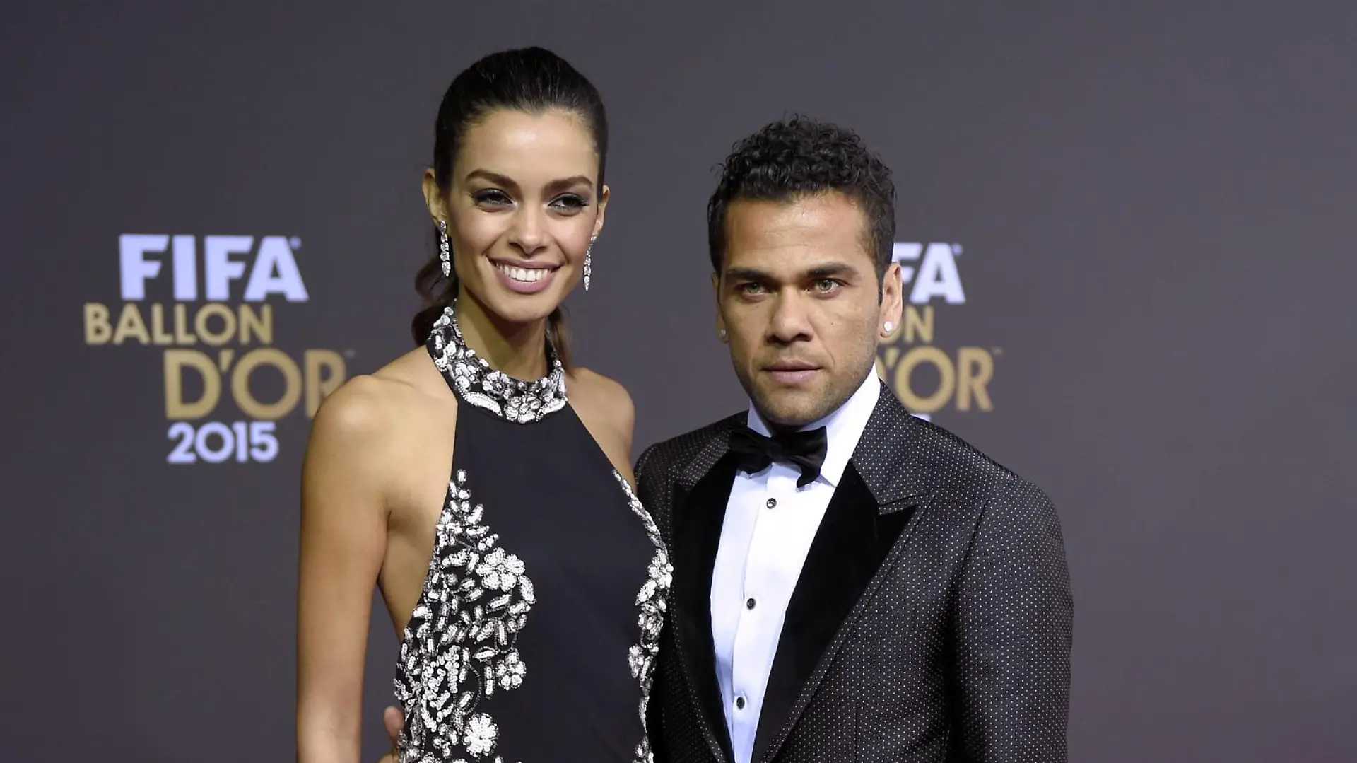 11.01.2016, Fussball, Auszeichnung FIFA-Weltfussballer 2015, Ballon D or 2015 im Kongresszentrum Zürich (Schweiz). Die Gala-Gäste laufen vorher über den Roten Teppich. Dani Alves (re, BRA, Barcelona) mit Freundin Joanna Sanz. PUBLICATIONxNOTxINxSUI
11 01 2016 Football Award FIFA World footballer 2015 Balloon D Or 2015 in Congress Centre Zurich Switzerland The Gala Guests run before above the Red Carpet Dani Alves right BRA Barcelona with Girlfriend Joanna Sanz PUBLICATIONxNOTxINxSUI