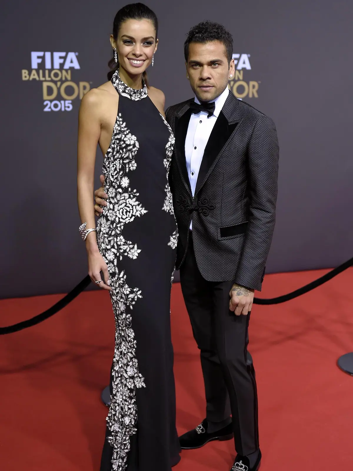 11.01.2016, Fussball, Auszeichnung FIFA-Weltfussballer 2015, Ballon D or 2015 im Kongresszentrum Zürich (Schweiz). Die Gala-Gäste laufen vorher über den Roten Teppich. Dani Alves (re, BRA, Barcelona) mit Freundin Joanna Sanz. PUBLICATIONxNOTxINxSUI

11 01 2016 Football Award FIFA World footballer 2015 Balloon D Or 2015 in Congress Centre Zurich Switzerland The Gala Guests run before above the Red Carpet Dani Alves right BRA Barcelona with Girlfriend Joanna Sanz PUBLICATIONxNOTxINxSUI