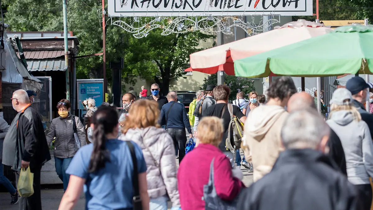 02.05.2020, Slowakei, Bratislava: Menschen mit Mundschutz gehen auf einem Marktplatz an den Ständen vorbei. Foto: Martin Baumann/TASR/dpa +++ dpa-Bildfunk +++