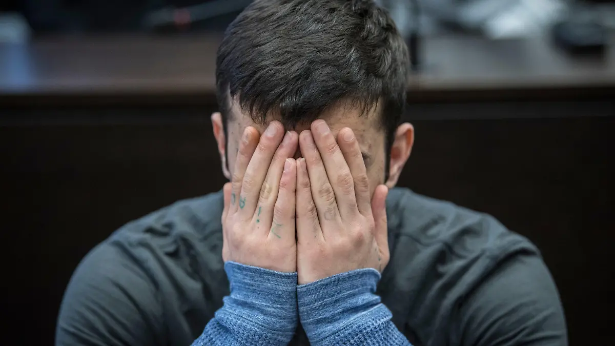 12.03.2019, Hessen, Wiesbaden: Der 21-jährige Ali B. verdeckt zum Prozessauftakt sein Gesicht. Die Strafkammer wirft dem aus dem Irak stammenden Flüchtling vor, im vergangenen Mai die aus Mainz stammenden 14-jährige Susanna vergewaltigt und ermordet zu haben. Nach seiner Flucht in den Irak war der mutmaßliche Täter wenige Tage später zurück nach Deutschland gebracht worden. Foto: Boris Roessler/dpa +++ dpa-Bildfunk +++
