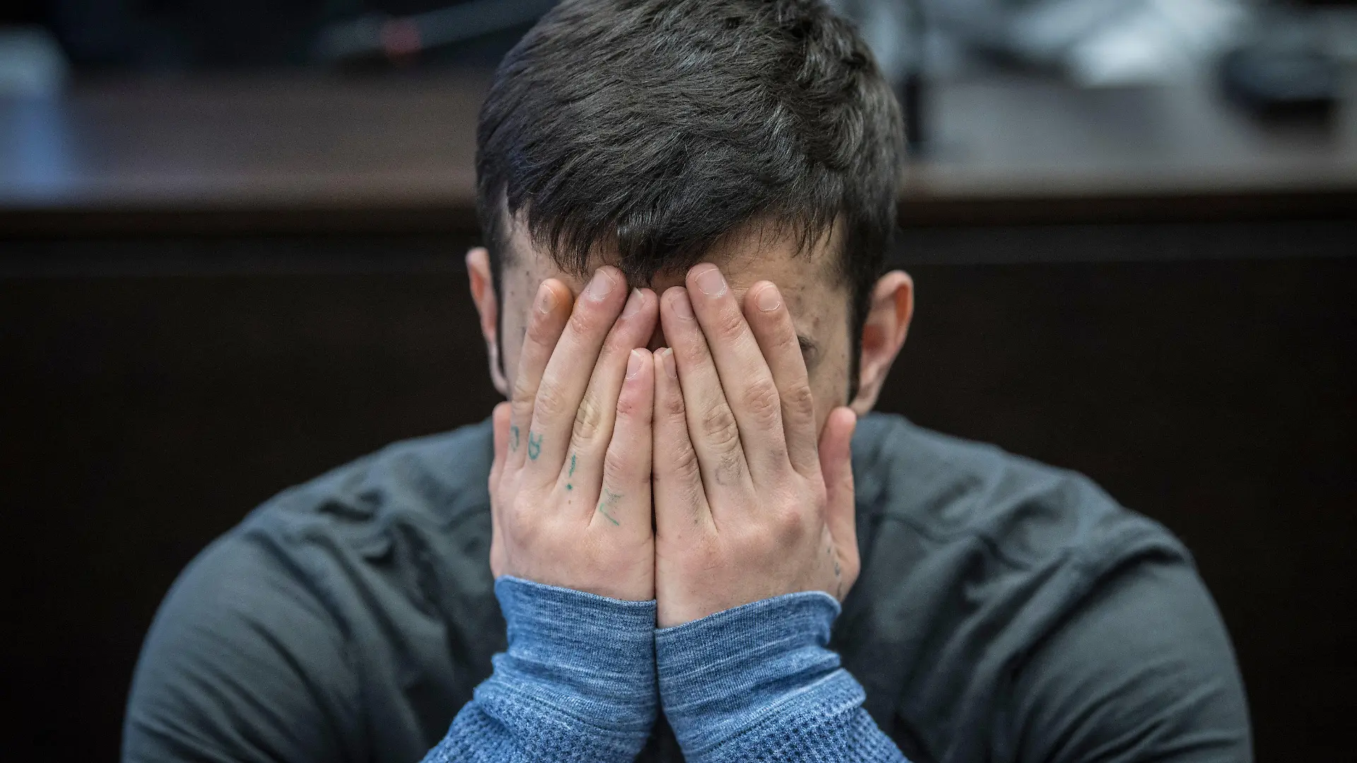 12.03.2019, Hessen, Wiesbaden: Der 21-jährige Ali B. verdeckt zum Prozessauftakt sein Gesicht. Die Strafkammer wirft dem aus dem Irak stammenden Flüchtling vor, im vergangenen Mai die aus Mainz stammenden 14-jährige Susanna vergewaltigt und ermordet zu haben. Nach seiner Flucht in den Irak war der mutmaßliche Täter wenige Tage später zurück nach Deutschland gebracht worden. Foto: Boris Roessler/dpa +++ dpa-Bildfunk +++