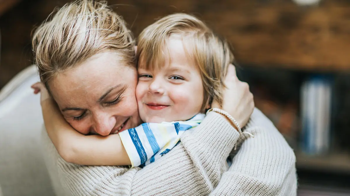 Mutter kuschelt mit Kind