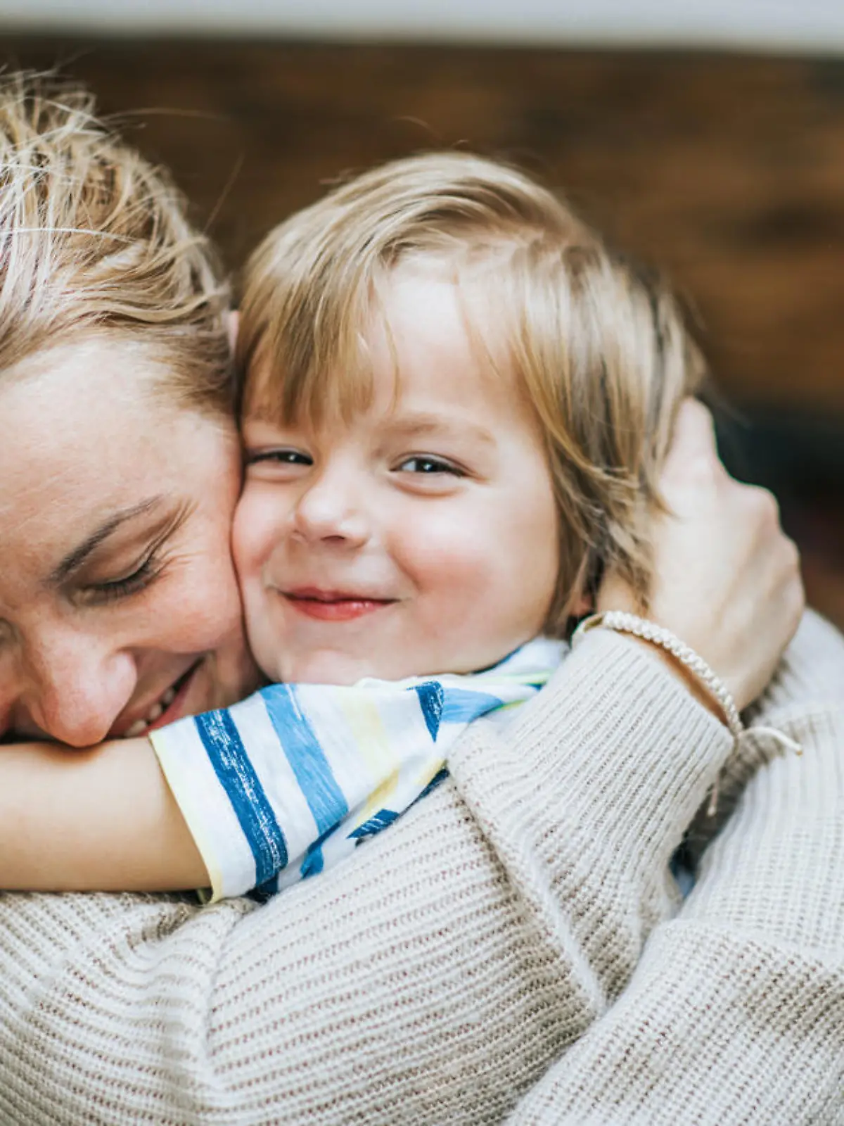 Mutter kuschelt mit Kind
