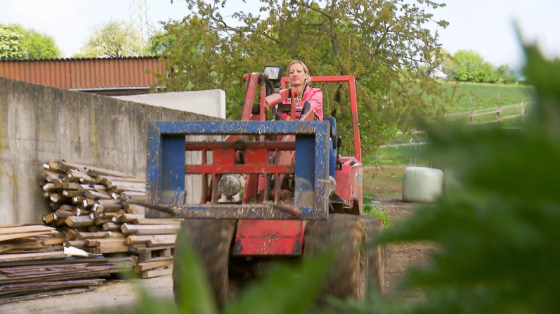 Bio-Bäuerin und Pferdewirtin Denise (31, Landkreis Höxter) 
+++ Die Verwendung des sendungsbezogenen Materials ist nur mit dem Hinweis und Verlinkung auf TVNOW gestattet. +++