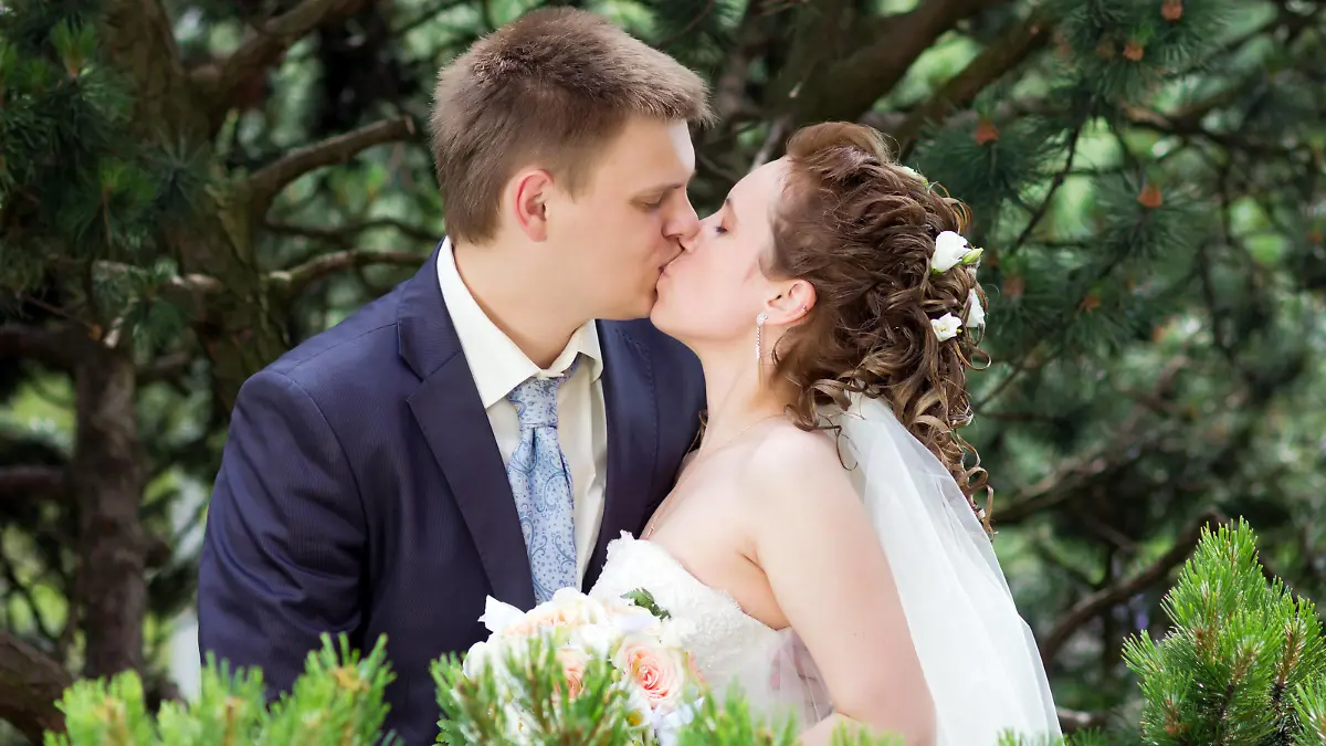 Portrait young happy bride and groom in nature Copyright: xSergeyxLavrentevx/xDesignxPicsx , 31946227 PUBLICATIONxINxGERxSUIxAUTxONLY Copyright: svetlinxrusevx/xDesignxPics 31946227