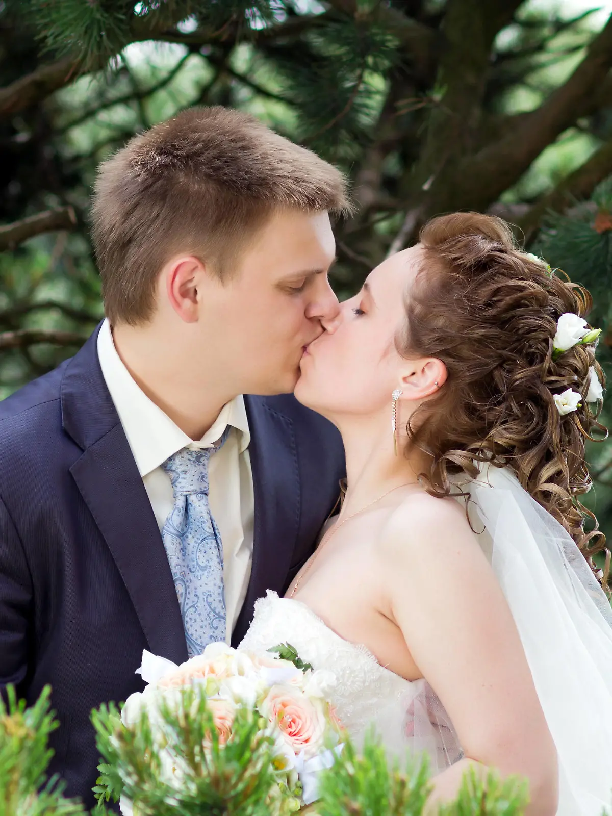 Portrait young happy bride and groom in nature Copyright: xSergeyxLavrentevx/xDesignxPicsx , 31946227 PUBLICATIONxINxGERxSUIxAUTxONLY Copyright: svetlinxrusevx/xDesignxPics 31946227