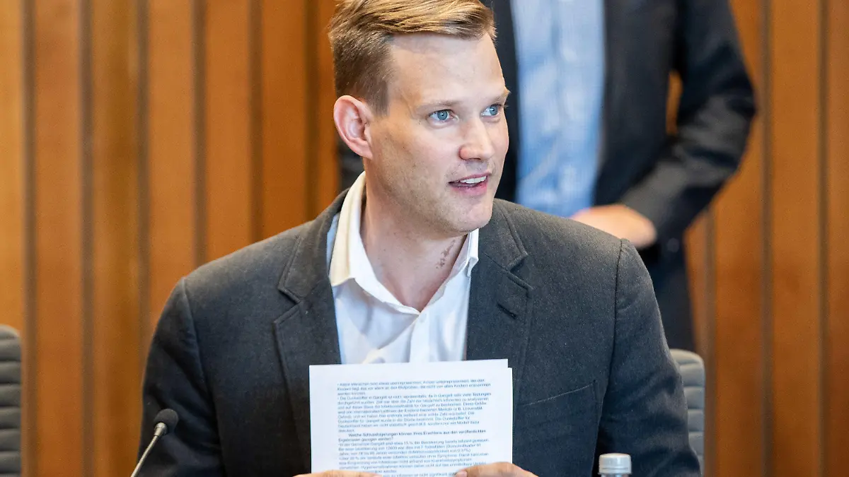 13.05.2020, Nordrhein-Westfalen, Düsseldorf: Hendrik Streeck, Direktor des Institut für Virologie an der Uniklinik in Bonn, sitzt im Gesundheitsausschuss des nordrhein-westfälischen Landtags, u.a. mit einer aktuellen Viertelstunde zu «Corona-Fällen in der Fleischindustrie». Weitere Themen sind unter anderen die Ergebnisse der Heinsberg-Studie Foto: Marcel Kusch/dpa +++ dpa-Bildfunk +++