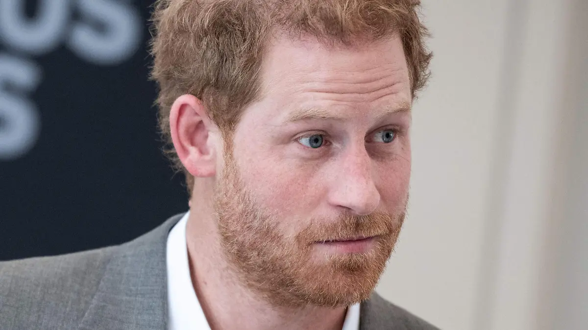 ARCHIV - 06.09.2022, Nordrhein-Westfalen, Düsseldorf: Prinz Harry, der Herzog von Sussex, steht im Rathaus und hält eine Rede. Der britische Prinz Harry ist nach Veröffentlichung seiner Memoiren auf der Beliebtheitsskala der Royals in Großbritannien weiter abgesackt. (zu dpa "Prinz Harry rutscht auf Beliebtheitsskala der Royals nach unten") Foto: Fabian Strauch/dpa +++ dpa-Bildfunk +++