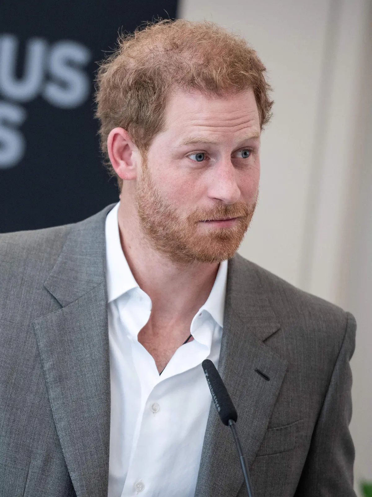 ARCHIV - 06.09.2022, Nordrhein-Westfalen, Düsseldorf: Prinz Harry, der Herzog von Sussex, steht im Rathaus und hält eine Rede. Der britische Prinz Harry ist nach Veröffentlichung seiner Memoiren auf der Beliebtheitsskala der Royals in Großbritannien weiter abgesackt. (zu dpa "Prinz Harry rutscht auf Beliebtheitsskala der Royals nach unten") Foto: Fabian Strauch/dpa +++ dpa-Bildfunk +++