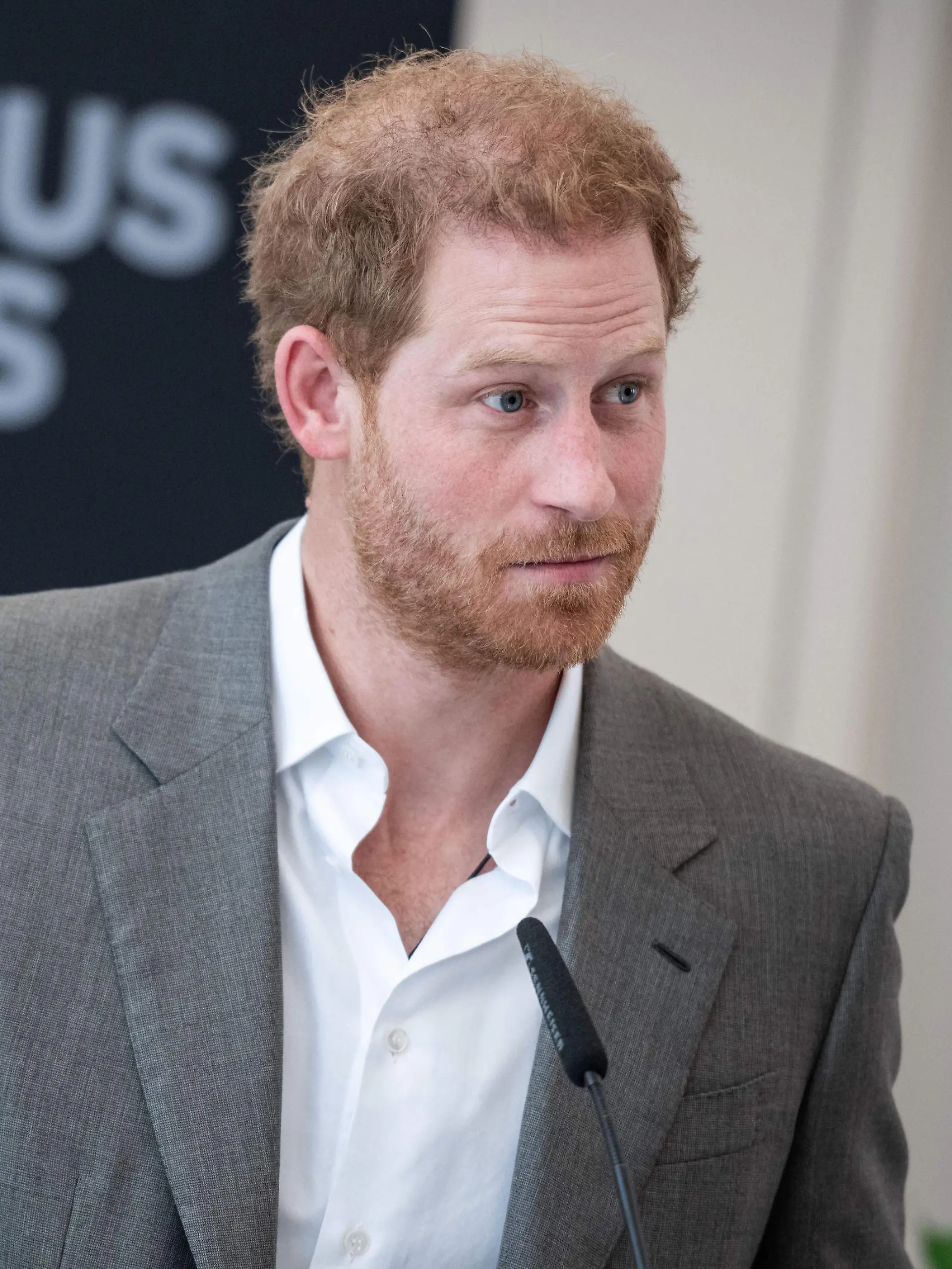 ARCHIV - 06.09.2022, Nordrhein-Westfalen, Düsseldorf: Prinz Harry, der Herzog von Sussex, steht im Rathaus und hält eine Rede. Der britische Prinz Harry ist nach Veröffentlichung seiner Memoiren auf der Beliebtheitsskala der Royals in Großbritannien weiter abgesackt. (zu dpa "Prinz Harry rutscht auf Beliebtheitsskala der Royals nach unten") Foto: Fabian Strauch/dpa +++ dpa-Bildfunk +++