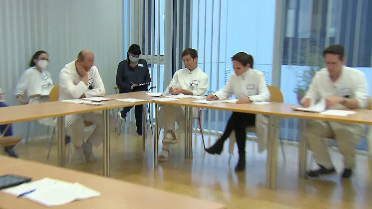Die emotionale Stütze zwischen den weißen Ärztekitteln: Onko-Lotsin Jessica informiert sich auch regelmäßig über fachliche Behandlungen ihrer Patienten.