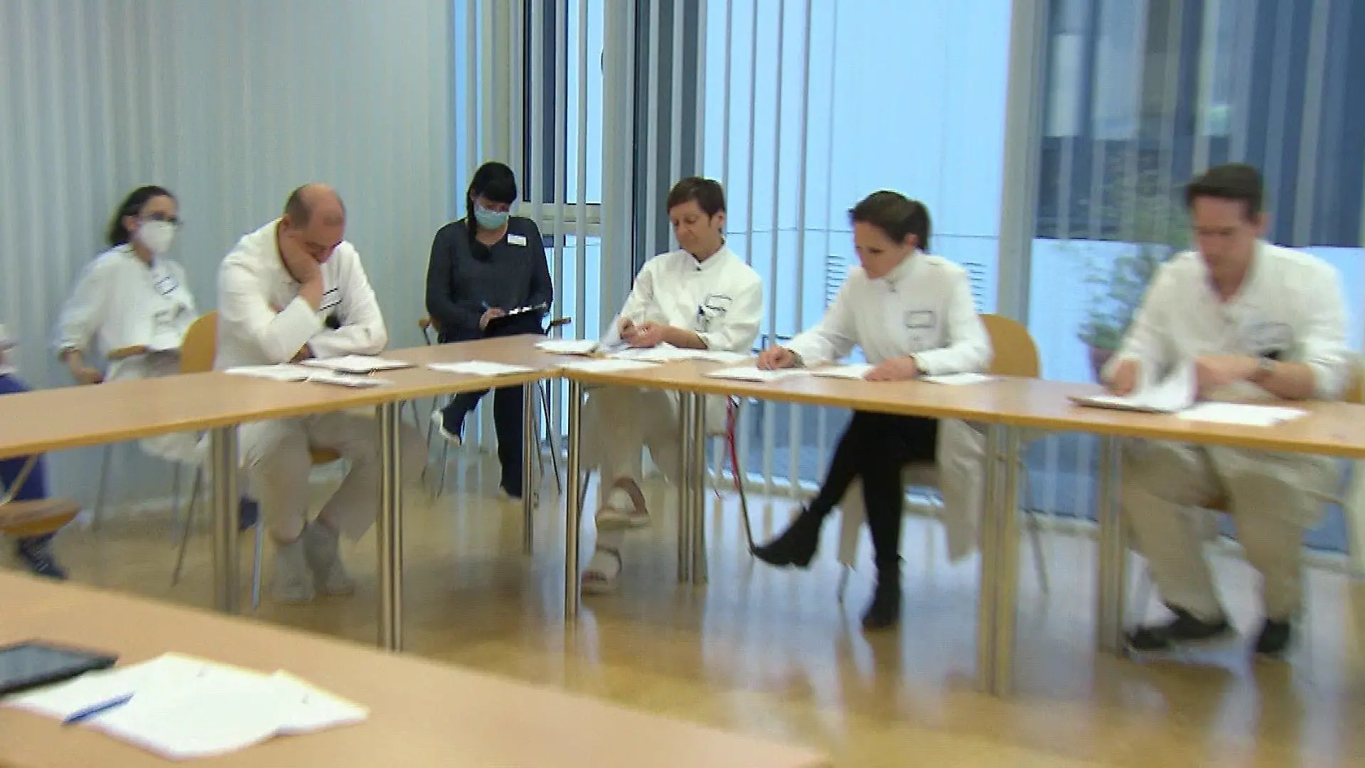 Die emotionale Stütze zwischen den weißen Ärztekitteln: Onko-Lotsin Jessica informiert sich auch regelmäßig über fachliche Behandlungen ihrer Patienten.