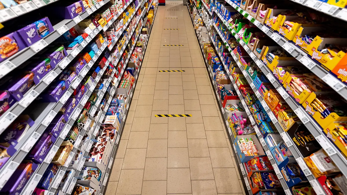 24.03.2020, Sachsen, Dresden: Markierungsband im Abstand von 1,50 Meter ist auf den Fußboden in einem Supermarkt geklebt. Um die Ausbreitung des Coronavirus zu verlangsamen hat die Bundesregierung das öffentliche Leben weiter erheblich eingeschränkt. Das neuartige Coronavirus wird vor allem durch Tröpfcheninfektion übertragen. Foto: Robert Michael/dpa-Zentralbild/dpa +++ dpa-Bildfunk +++