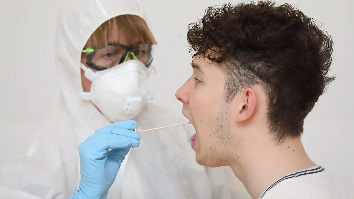  28.03.2020, Berlin, GER - Gestellte Szene: Junger Mann unterzieht sich einem Coronavirus-Test. MRyes, 20-30 Jahre, 40-50 Jahre, Abstrich, Aerztin, Alltag, Atemmaske, Berlin, Corona-Schnelltest, Corona-Test, Coronaepidemie, Coronainfektion, Coronapandemie, Coronavirus, Coronavirus-Schnelltest, Coronavirus-Test, Covid 19, Covid-19, deutsch, Deutschland, Europa, europaeisch, Frau, Freisteller, gestellte Szene, Infektion, Infektionsschutz, innen, Innenaufnahme, Kaukasier, kaukasisch, Mann, Menschen, Mundschutz, Patient, Personen, Probeentnahme, QF, Querformat, Schutzkleidung, Studio, Studioaufnahme, testen, Testroehrchen, Wattestaebchen, Westeuropa, Wirtschaft 200328D057BERLIN.JPG *** 28 03 2020, Berlin, GER Gestellte Szene Junger Mann undergoes a coronavirus test MR yes, 20 30 years, 40 50 years, smear, doctor, everyday life, breathing m