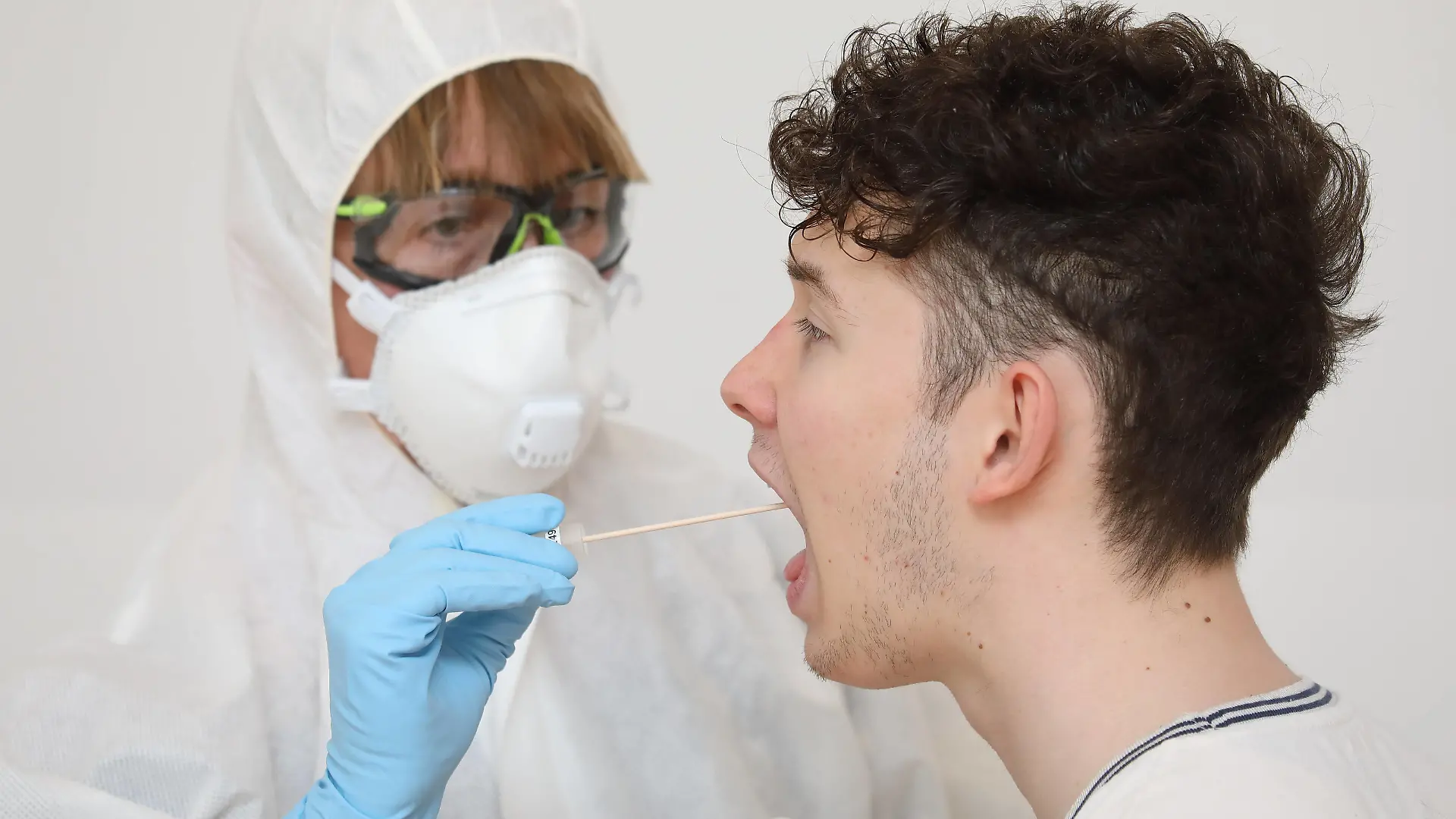 28.03.2020, Berlin, GER - Gestellte Szene: Junger Mann unterzieht sich einem Coronavirus-Test. MRyes, 20-30 Jahre, 40-50 Jahre, Abstrich, Aerztin, Alltag, Atemmaske, Berlin, Corona-Schnelltest, Corona-Test, Coronaepidemie, Coronainfektion, Coronapandemie, Coronavirus, Coronavirus-Schnelltest, Coronavirus-Test, Covid 19, Covid-19, deutsch, Deutschland, Europa, europaeisch, Frau, Freisteller, gestellte Szene, Infektion, Infektionsschutz, innen, Innenaufnahme, Kaukasier, kaukasisch, Mann, Menschen, Mundschutz, Patient, Personen, Probeentnahme, QF, Querformat, Schutzkleidung, Studio, Studioaufnahme, testen, Testroehrchen, Wattestaebchen, Westeuropa, Wirtschaft 200328D057BERLIN.JPG *** 28 03 2020, Berlin, GER Gestellte Szene Junger Mann undergoes a coronavirus test MR yes, 20 30 years, 40 50 years, smear, doctor, everyday life, breathing m
