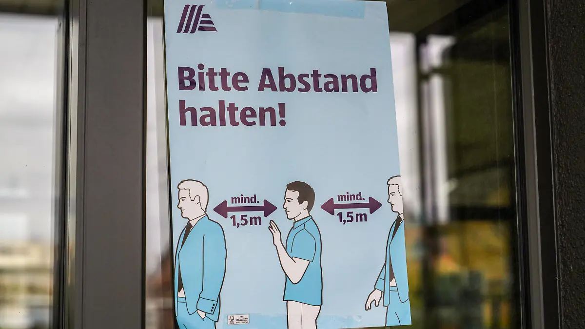 Eindrücke aus Heidelberg Stadtteil Kirchheim in Baden-Württemberg in den Tagen der Corona Kontaktsperre, das Bild zeigt einen Aushang bei Aldi Süd, der die Kunden auffordert, Abstand zu halten, mindestens 1,5 Meter, Hinweis, Hinweistafel, Hinweisschild, Aufforderung, Coronakrise, Kontaktverbot, Symbolfoto, Symbolbild, Symbol, Einkaufen, Discounter, Wirtschaft, 29.03.2020, Heidelberg Deutschland, News, Coronavirus, Impressionen aus Heidelberg *** Impressions from Heidelberg district Kirchheim in Baden Württemberg in the days of the corona contact ban, the picture shows a notice at Aldi Süd, asking customers to keep their distance, at least 1.5 meters, notice, notice board, sign, request, corona crisis, contact ban, symbol photo, symbol image, symbol, shopping, discounters, economy, 29 03 2020, Heidelberg Germany , News, Coronavirus, I xozx