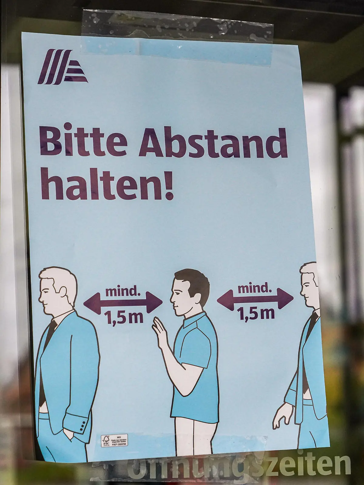 Eindrücke aus Heidelberg Stadtteil Kirchheim in Baden-Württemberg in den Tagen der Corona Kontaktsperre, das Bild zeigt einen Aushang bei Aldi Süd, der die Kunden auffordert, Abstand zu halten, mindestens 1,5 Meter, Hinweis, Hinweistafel, Hinweisschild, Aufforderung, Coronakrise, Kontaktverbot, Symbolfoto, Symbolbild, Symbol, Einkaufen, Discounter, Wirtschaft, 29.03.2020, Heidelberg Deutschland, News, Coronavirus, Impressionen aus Heidelberg *** Impressions from Heidelberg district Kirchheim in Baden Württemberg in the days of the corona contact ban, the picture shows a notice at Aldi Süd, asking customers to keep their distance, at least 1.5 meters, notice, notice board, sign, request, corona crisis, contact ban, symbol photo, symbol image, symbol, shopping, discounters, economy, 29 03 2020, Heidelberg Germany , News, Coronavirus, I xozx