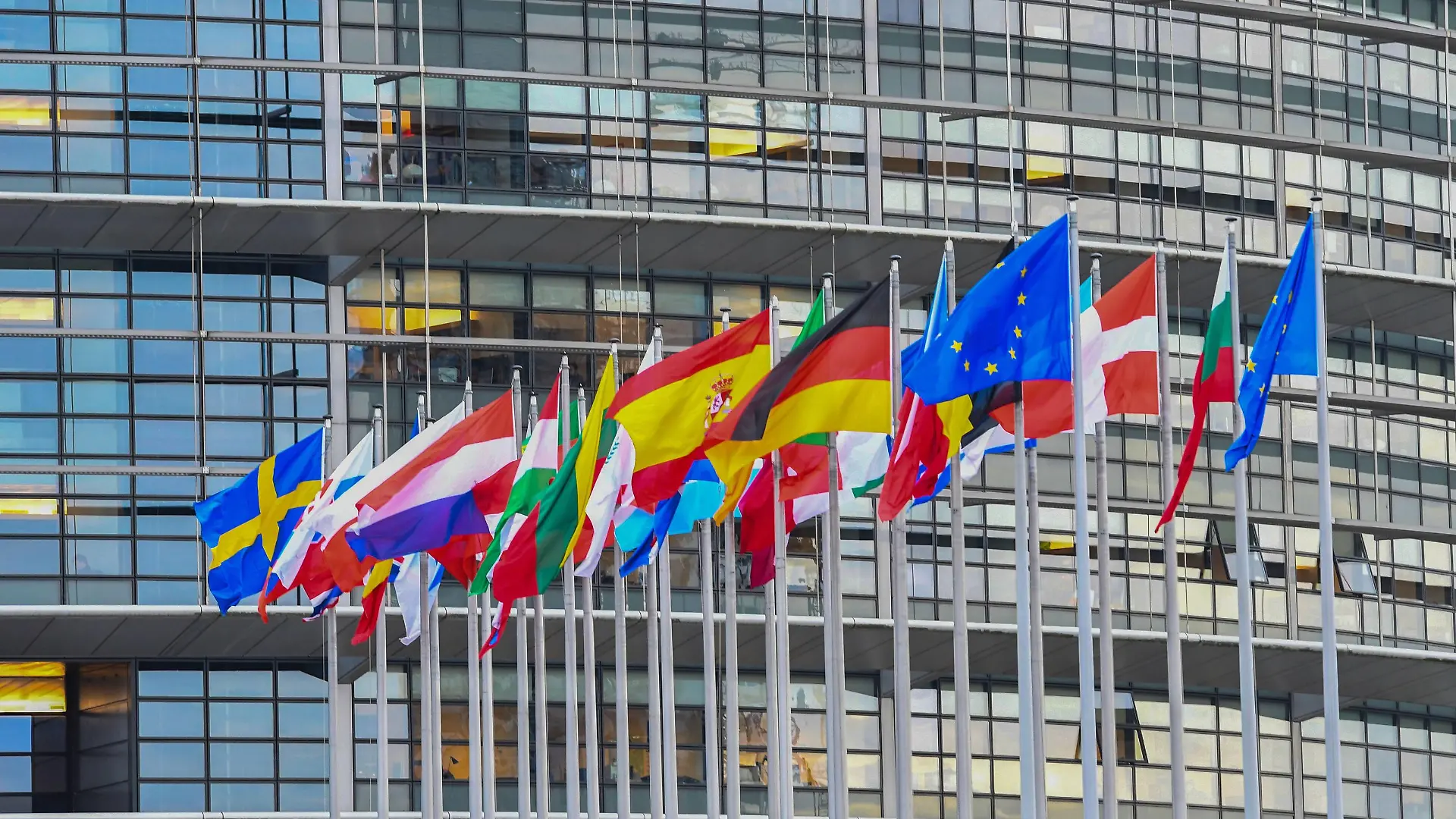 Die Fahnen der Mitgliedsländer wehen vor dem Europaparlament in Strassburg Strasbourg, Frankreich. Das Europaparlament tagt im Wechsel in Strassburg und in Brüssel. .Foto:Winfried Rothermel *** The flags of the member states fly in front of the European Parliament in Strasbourg Strasbourg France The European Parliament meets alternately in Strasbourg and Brussels Photo Winfried Rothermel