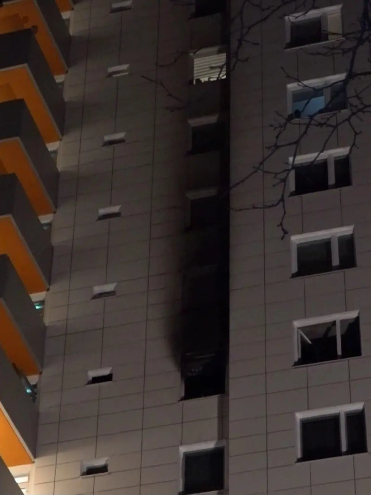 In einer Wohnung im 10. Obergeschoss in diesem Hochhaus in Bremen hat es in der Nacht zu Mittwoch (22. März 2023) gebrannt.