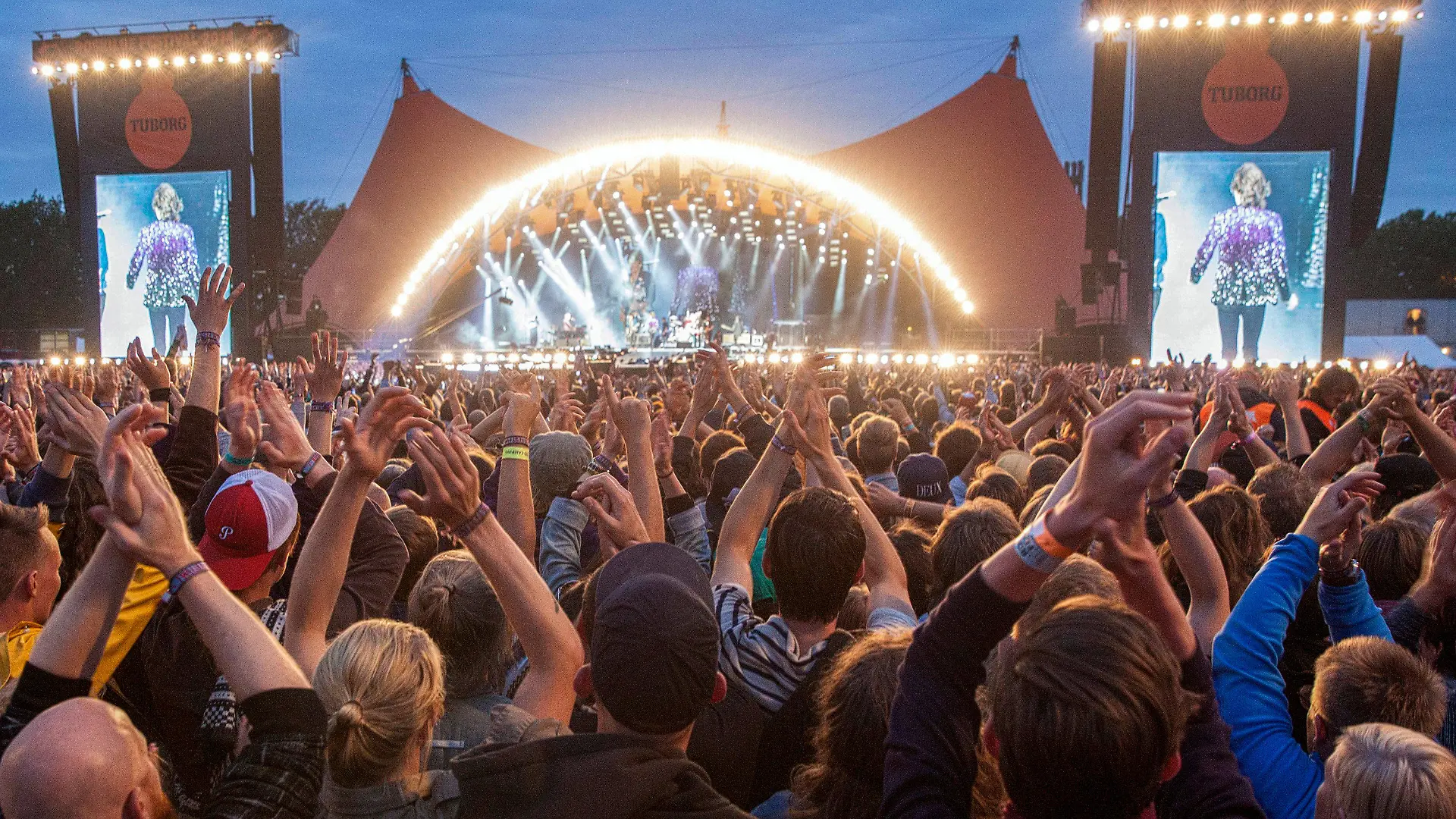 ARCHIV - 03.07.2014, Dänemark, Roskilde: Die britische Band The Rolling Stones eröffnen beim Roskilde-Festival 2014 die Orange Stage. In diesem Jahr muss das Musikfestival in Roskilde wegen der Corona-Krise ausfallen - im nächsten Sommer soll das größte Festival Nordeuropas dagegen wieder vor vollem Haus stattfinden. Die restlichen der 80.000 Dauertickets für die gesamte Festivalzeit vom 26. Juni bis 3. Juli 2021 seien am 12.05.2020 verkauft worden, teilten die Organisatoren mit. Foto: David Leth Williams/SCANPIX DENMARK/dpa +++ dpa-Bildfunk +++