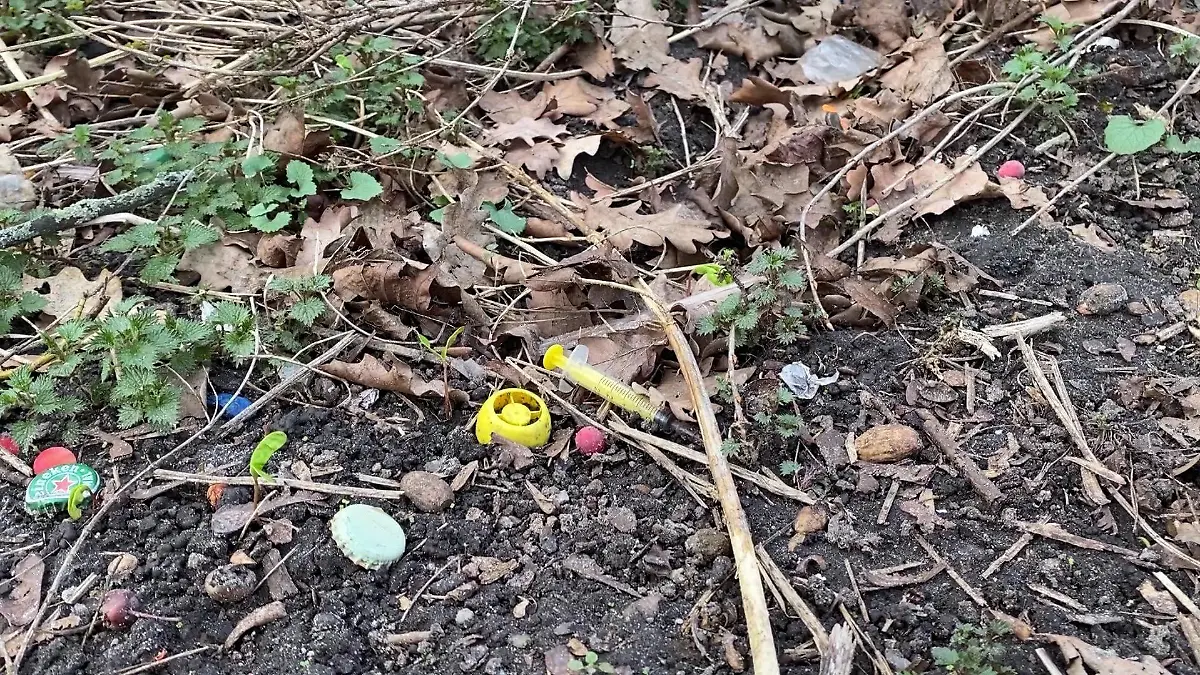 Eine benutzte Spritze liegt am Leopoldplatz in Berlin direkt neben einem Spielplatz.