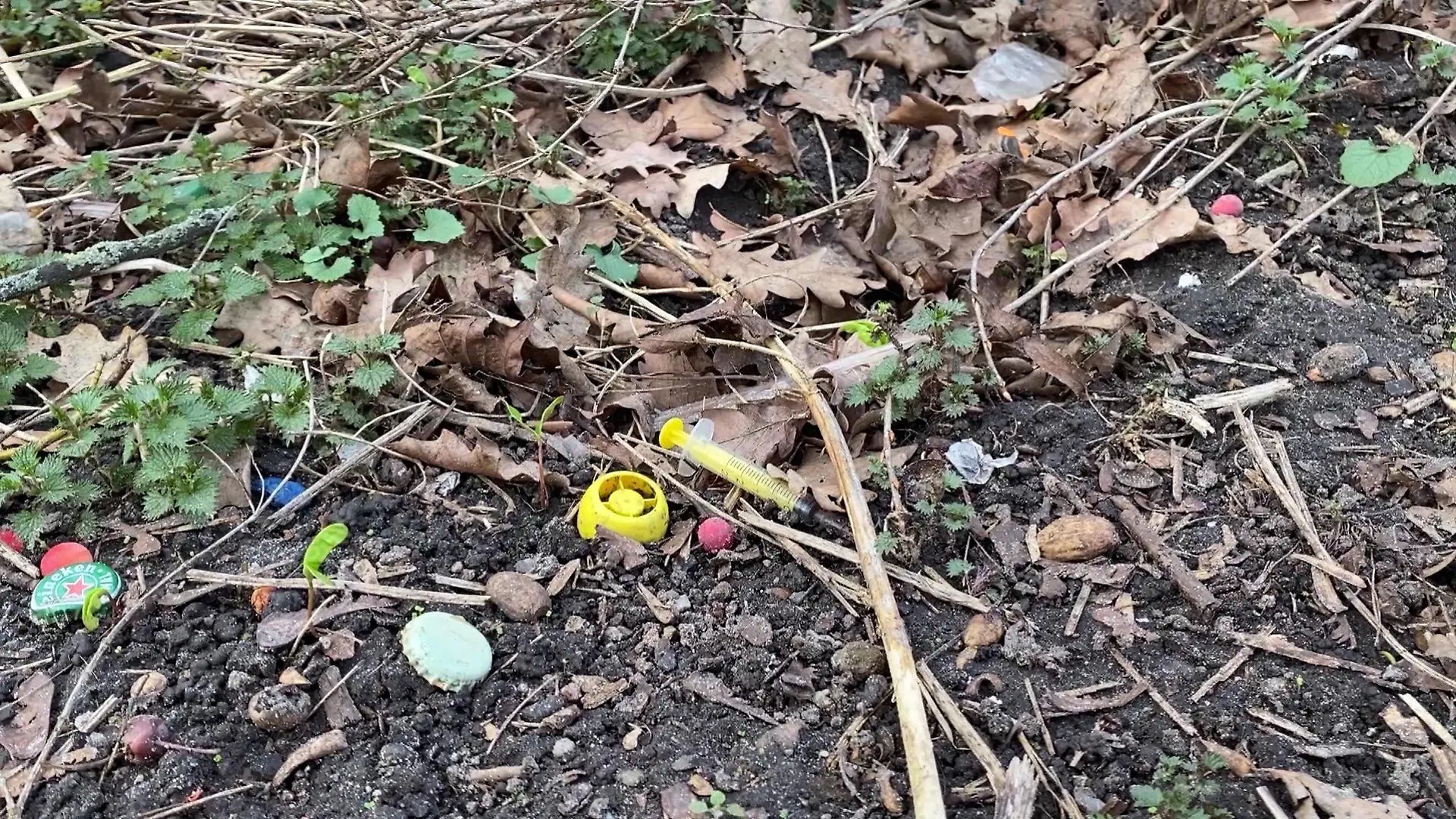 Eine benutzte Spritze liegt am Leopoldplatz in Berlin direkt neben einem Spielplatz.