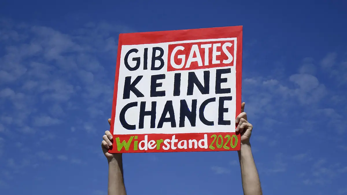 Schild auf Demonstration Schild auf Demonstration, 09.05.2020, Tiergarten, Platz der Republik, Berlin, Auf einer Protestdemonstration hält ein Mann ein Schild hoch. *** Sign on demonstration Sign on demonstration, 09 05 2020, Tiergarten, Platz der Republik, Berlin, At a protest demonstration a man holds up a sign 
