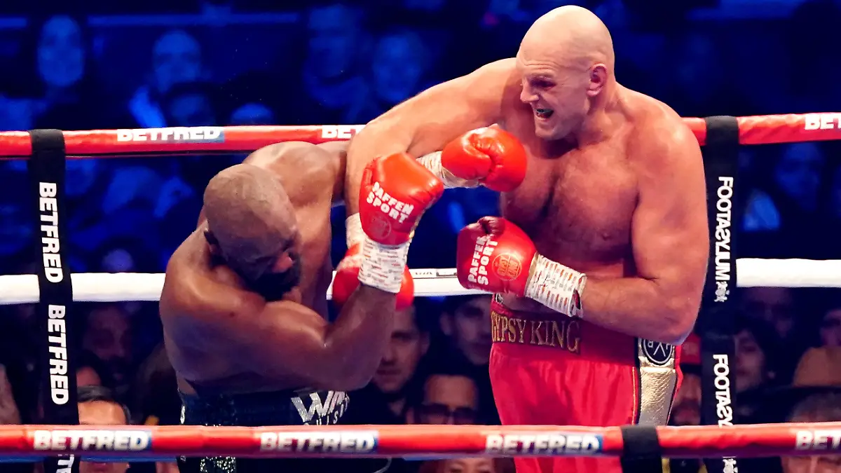 ARCHIV - 03.12.2022, Großbritannien, London: Boxen: Profis - WBC-WM Schwergewicht Tyson Fury (r) gegen Derek Chisora. Im Duell um die Schwergewichtskrone hat Box-Weltmeister Oleksandr Usyk den Druck auf Rivale Fury erhöht und eine zügige Unterzeichnung des Kampfvertrags gefordert. (zu dpa: «Duell um Schwergewichtskrone: Boxer Usyk erhöht Druck auf Fury») Foto: Zac Goodwin/PA Wire/dpa +++ dpa-Bildfunk +++