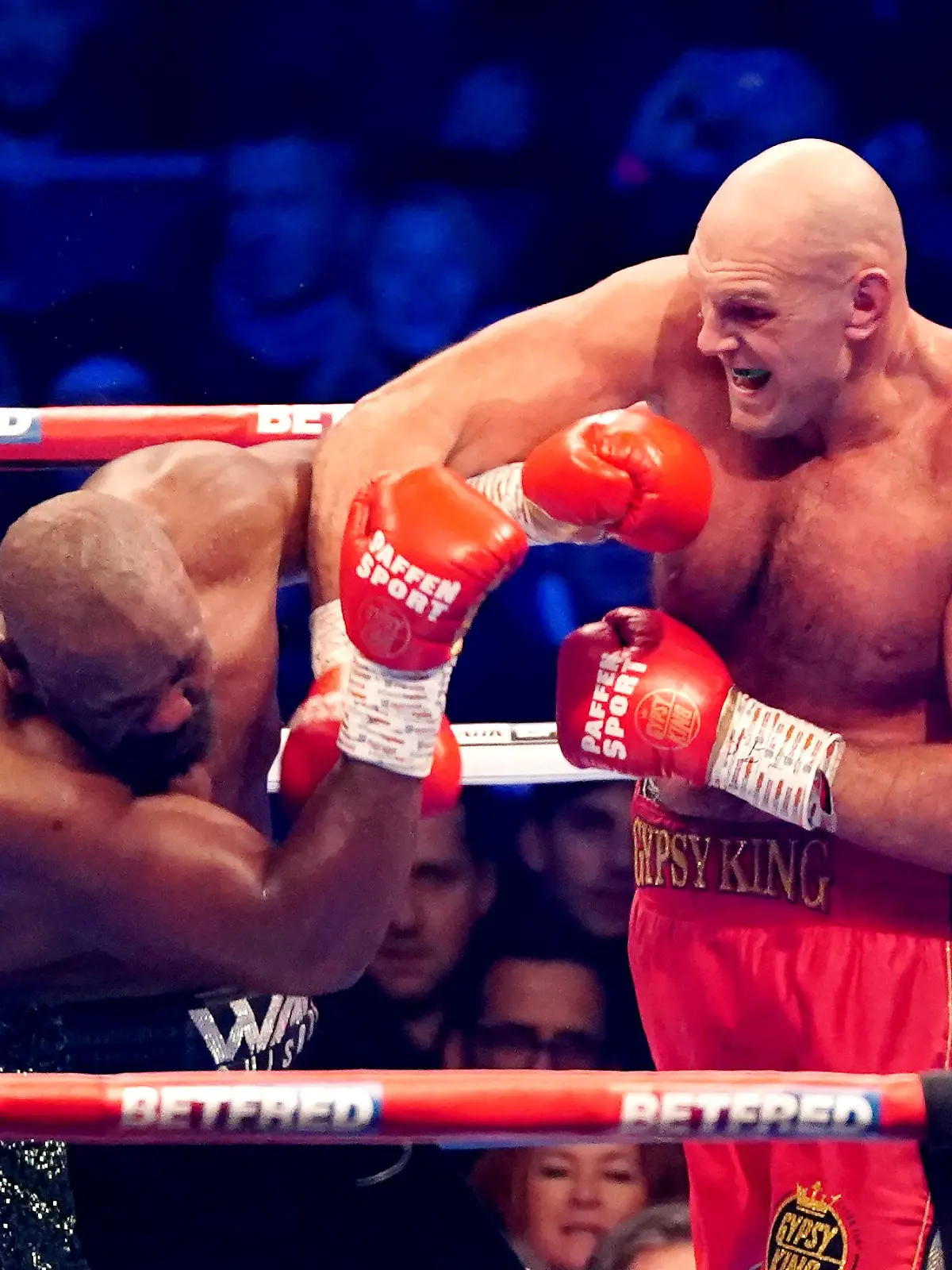 ARCHIV - 03.12.2022, Großbritannien, London: Boxen: Profis - WBC-WM Schwergewicht Tyson Fury (r) gegen Derek Chisora. Im Duell um die Schwergewichtskrone hat Box-Weltmeister Oleksandr Usyk den Druck auf Rivale Fury erhöht und eine zügige Unterzeichnung des Kampfvertrags gefordert. (zu dpa: «Duell um Schwergewichtskrone: Boxer Usyk erhöht Druck auf Fury») Foto: Zac Goodwin/PA Wire/dpa +++ dpa-Bildfunk +++