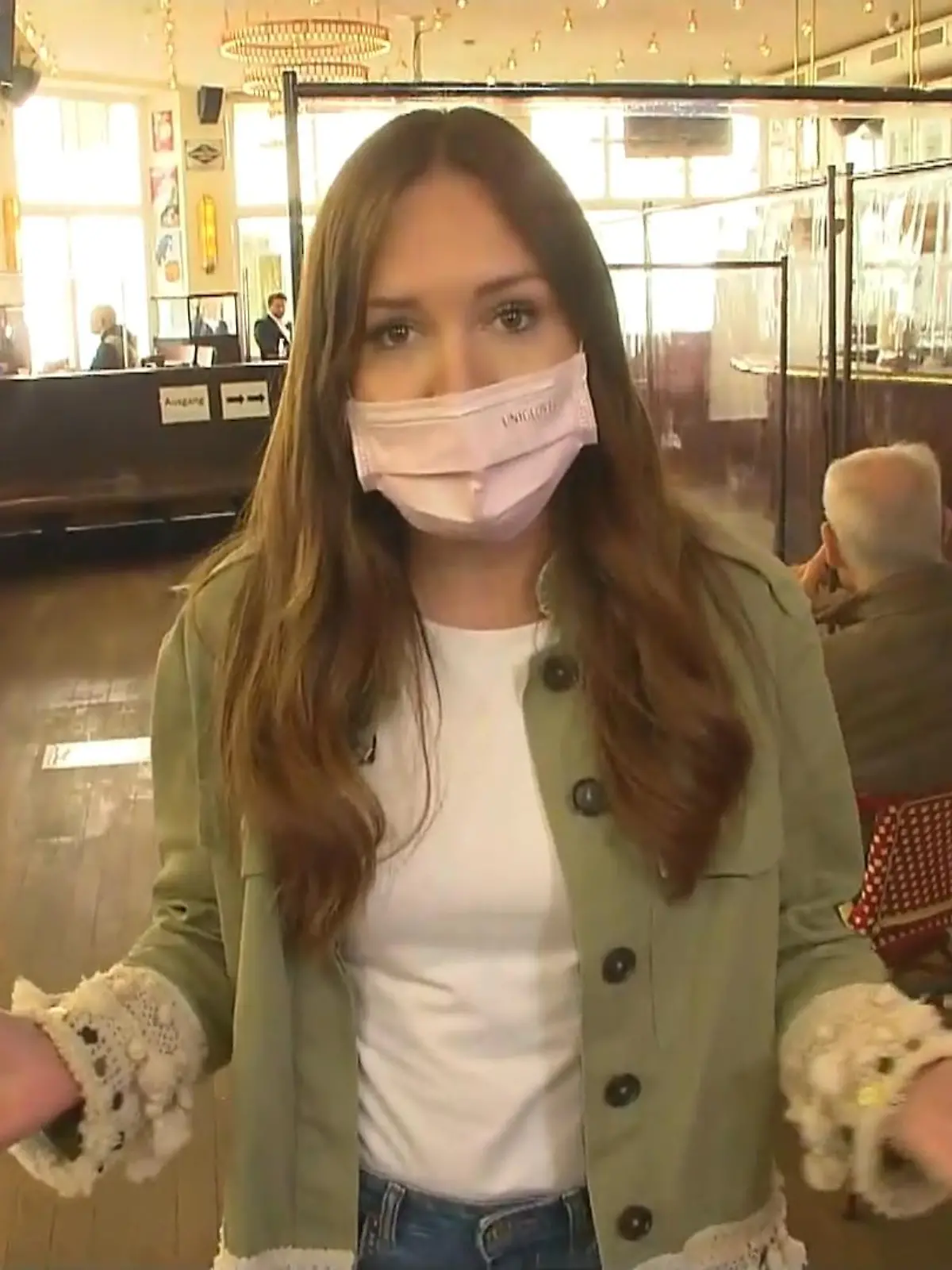 Viele Wochen waren Cafés nun geschlossen. Jetzt dürfen sie wieder öffnen - unter strengen Auflagen. Was sich beim Café-Besuch ab jetzt ändert und wie sich das für die Gäste anfühlt, das hat Reporterin Madeline Zilch sich selbst angeschaut.