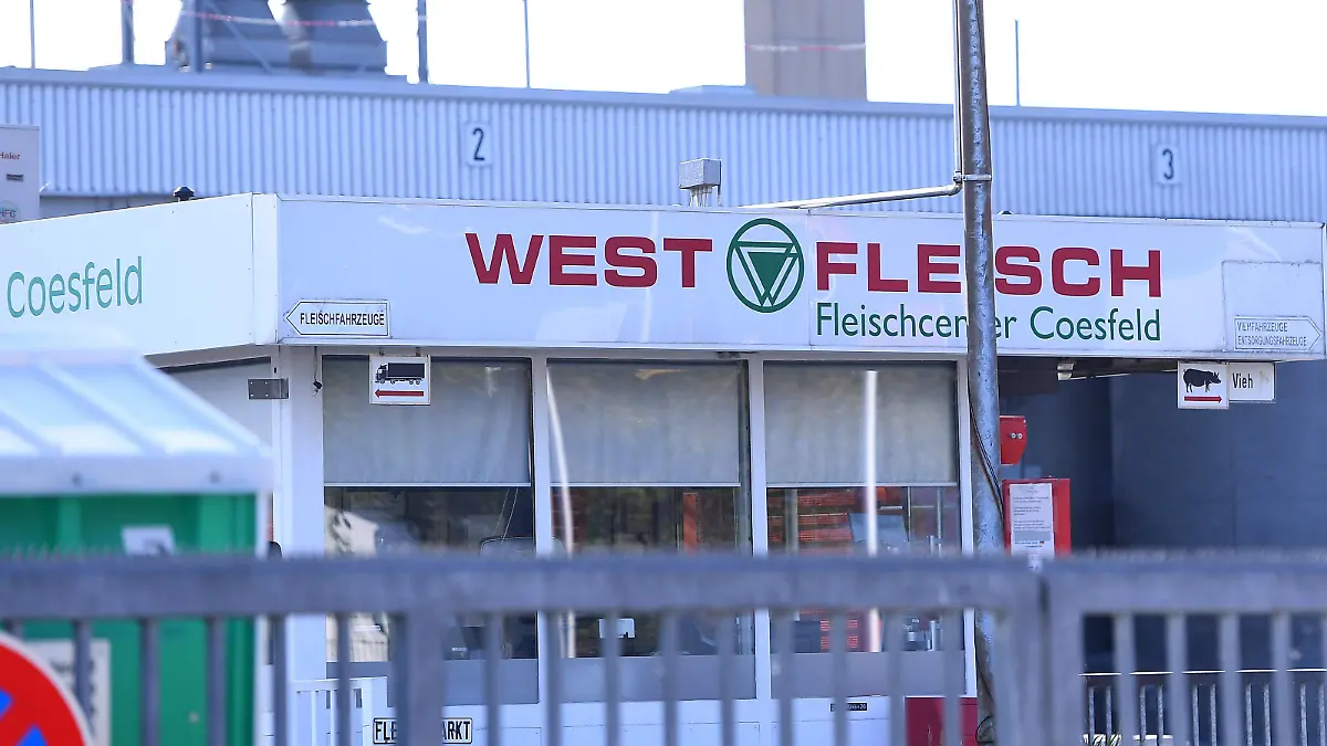 Coronavirus - Infektionen bei Westfleisch 09.05.2020, Nordrhein-Westfalen, Coesfeld: Der Schlachtbetrieb von Westfleisch in Coesfeld wird vorübergehend geschlossen. In dem Schlachtbetrieb wurden bisher 191 Mitarbeiter positiv getestet. Nach dem Corona-Ausbruch lässt die Landesregierung nun alle Mitarbeiter von Schlachtbetrieben in NRW auf das Coronavirus testen. *** Coronavirus infections at Westfleisch 09 05 2020, North Rhine-Westphalia, Coesfeld The Westfleisch slaughterhouse in Coesfeld will be closed temporarily 191 employees have been tested positive in the slaughterhouse so far Following the corona outbreak, the state government is now having all employees of slaughterhouses in NRW tested for the coronavirus xRx