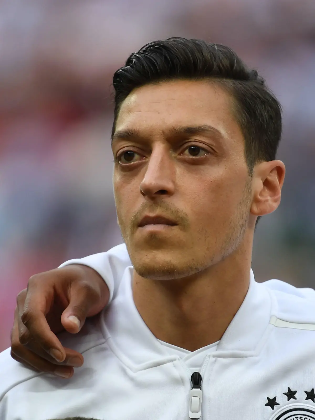ARCHIV - 17.06.2018, Russland, Moskau: Fußball: WM, Vorrunde, Gruppe F, 1. Spieltag: Deutschland - Mexiko im Luschnikistadion. Mesut Özil aus Deutschland vor dem Spiel bei der Nationalhymne. (zu dpa "Özil und die nächste Generation: Deutsch-türkische Streitobjekte") Foto: Federico Gambarini/dpa +++ dpa-Bildfunk +++