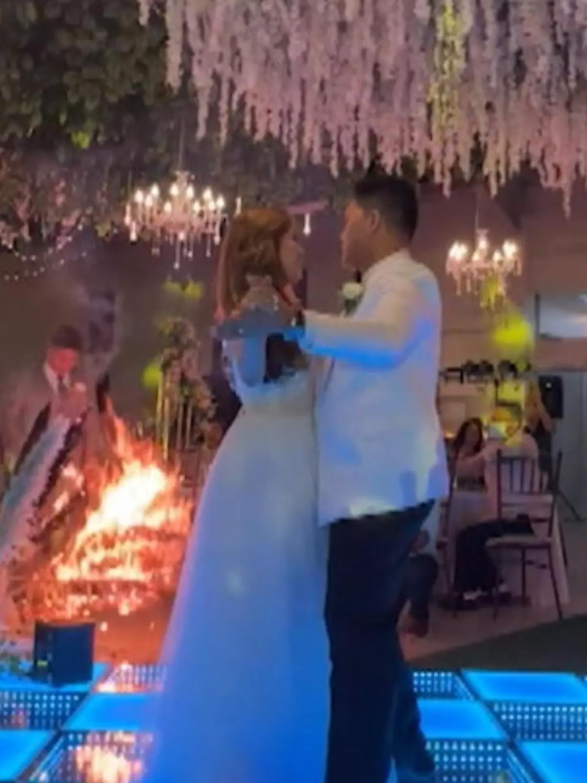 Dieses Video ist der Beweis dafür, dass Liebe blind macht! Während des Hochzeitstanzes von Sam und John aus den Philippinen fängt das Pampasgras im Hintergrund plötzlich Feuer. Das übergroße Tischfeuerwerk, was neben den beiden Funken versprüht, hatte die Deko in Brand gesetzt – doch stören tut das das Hochzeitspaar nicht.