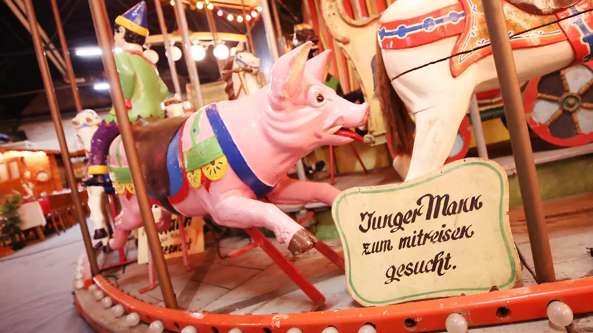 ARCHIV - 15.01.2019, Nordrhein-Westfalen, Essen: Ein Schild "Junger Mann zum mitreisen gesucht" steht im Schaustellermuseum auf einem Kinderkarussell von 1903 im Schaustellermuseum. (zu dpa "400 Jahre Karussell - Doch Schausteller haben nichts zu feiern") Foto: Roland Weihrauch/dpa +++ dpa-Bildfunk +++