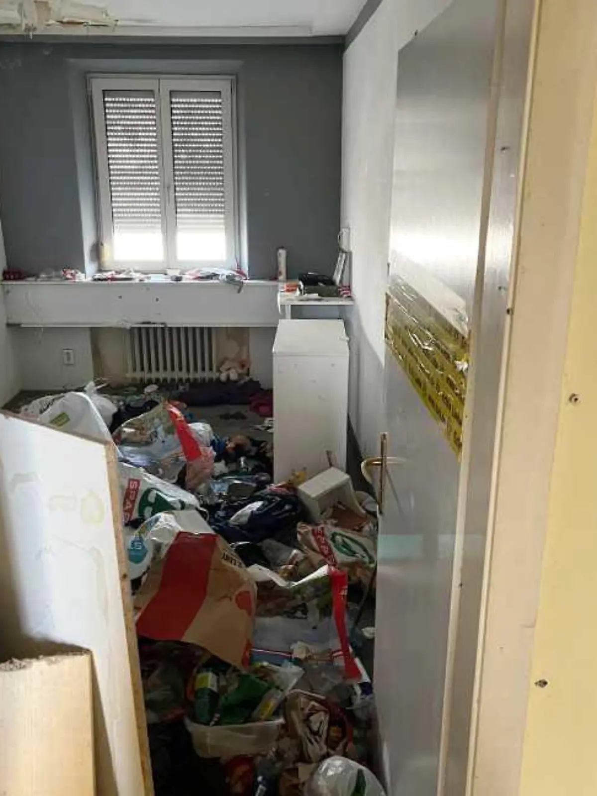 Unter diesen Zuständen musste das kleine Kind hausen.
