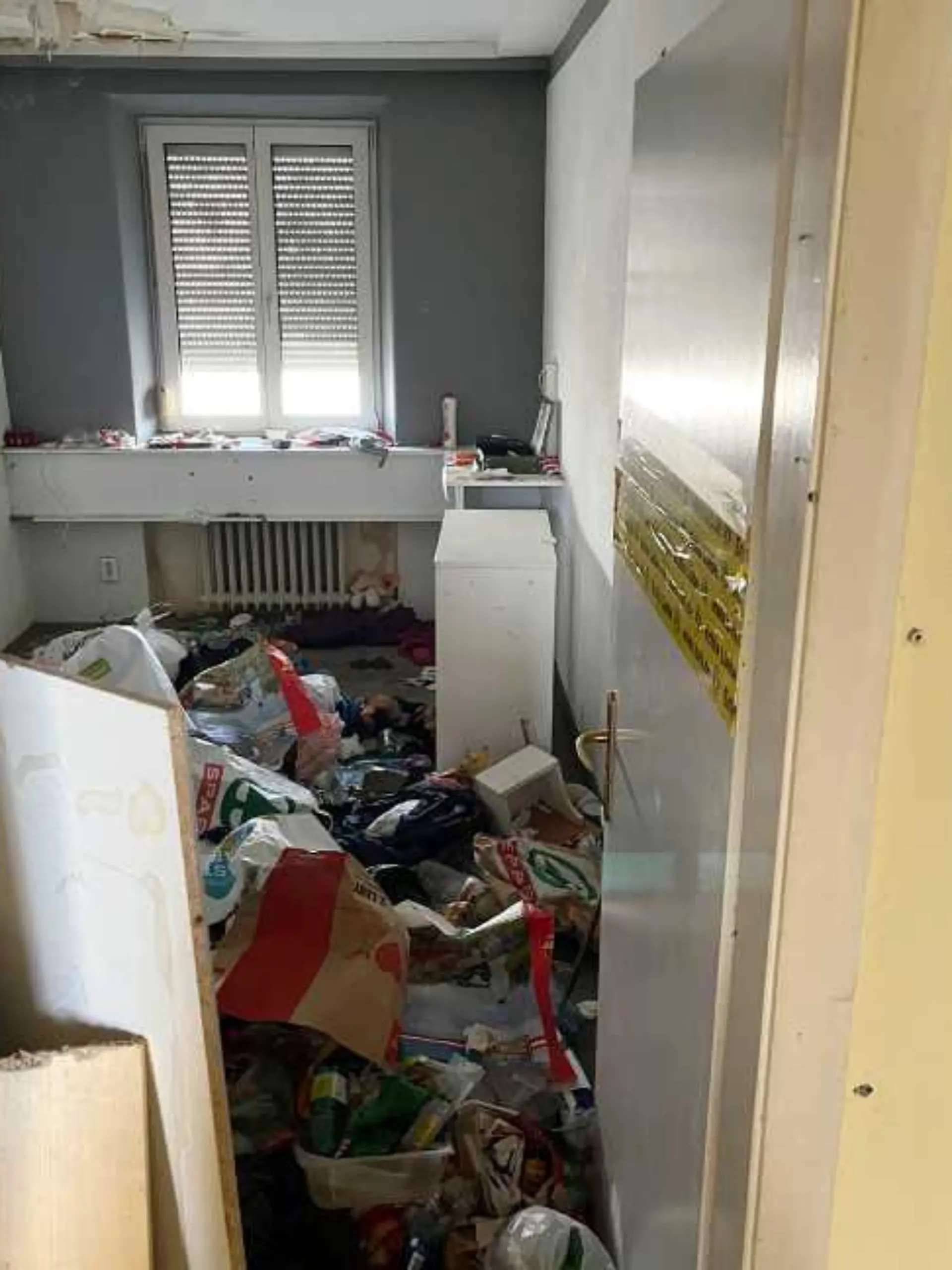 Unter diesen Zuständen musste das kleine Kind hausen.