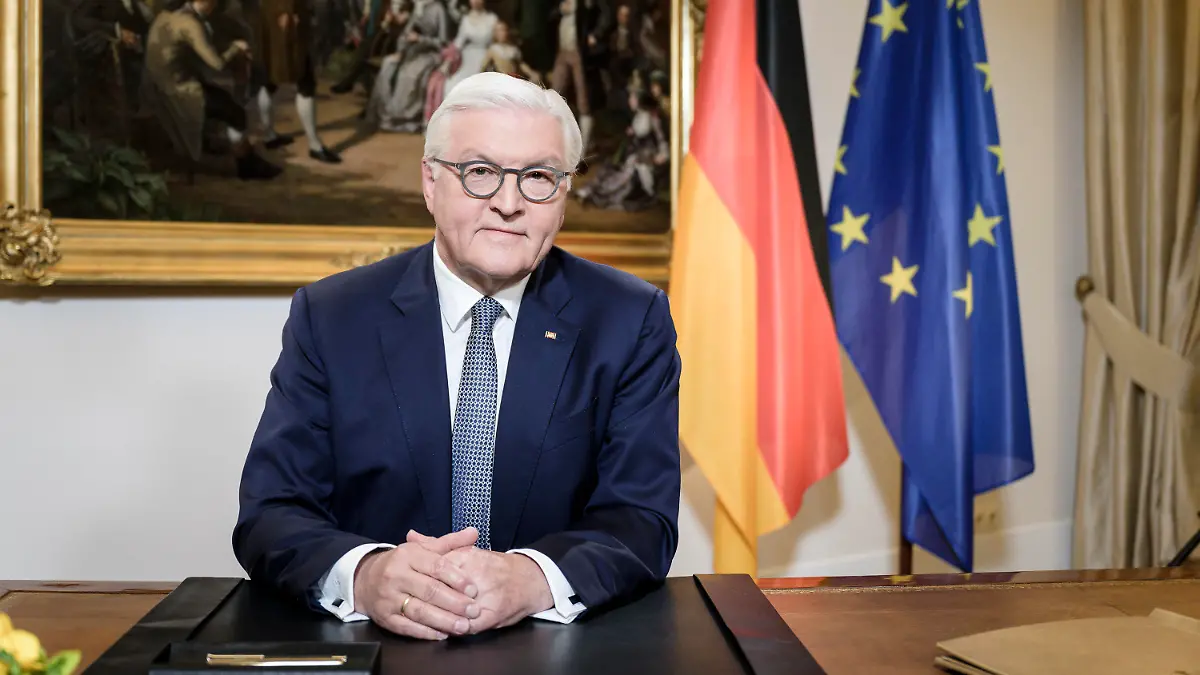 ACHTUNG: SPERRFRIST 11. APRIL 17:00 UHR. SPERRFRIST 11. APRIL, 1700 UHR - 11.04.2020, Berlin: ACHTUNG Sperrfrist 11. April, 1700 Uhr - Bundespräsident Frank-Walter Steinmeier in Schloss Bellevue bei der Aufzeichnung einer Fernsehansprache zu Ostern während der Corona-Pandemie. Foto: Jesco Denzel/Bundespresseamt/dpa +++ dpa-Bildfunk +++