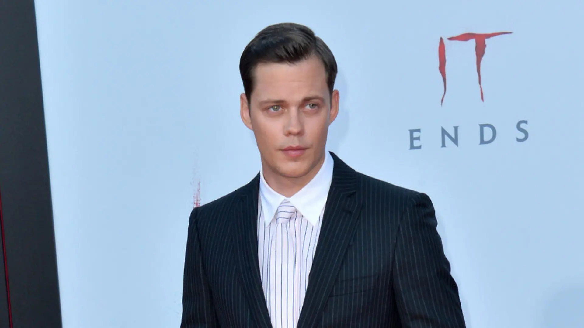 "Clark": Bill Skarsgård wird vom Horrorclown zum Geiselnehmer