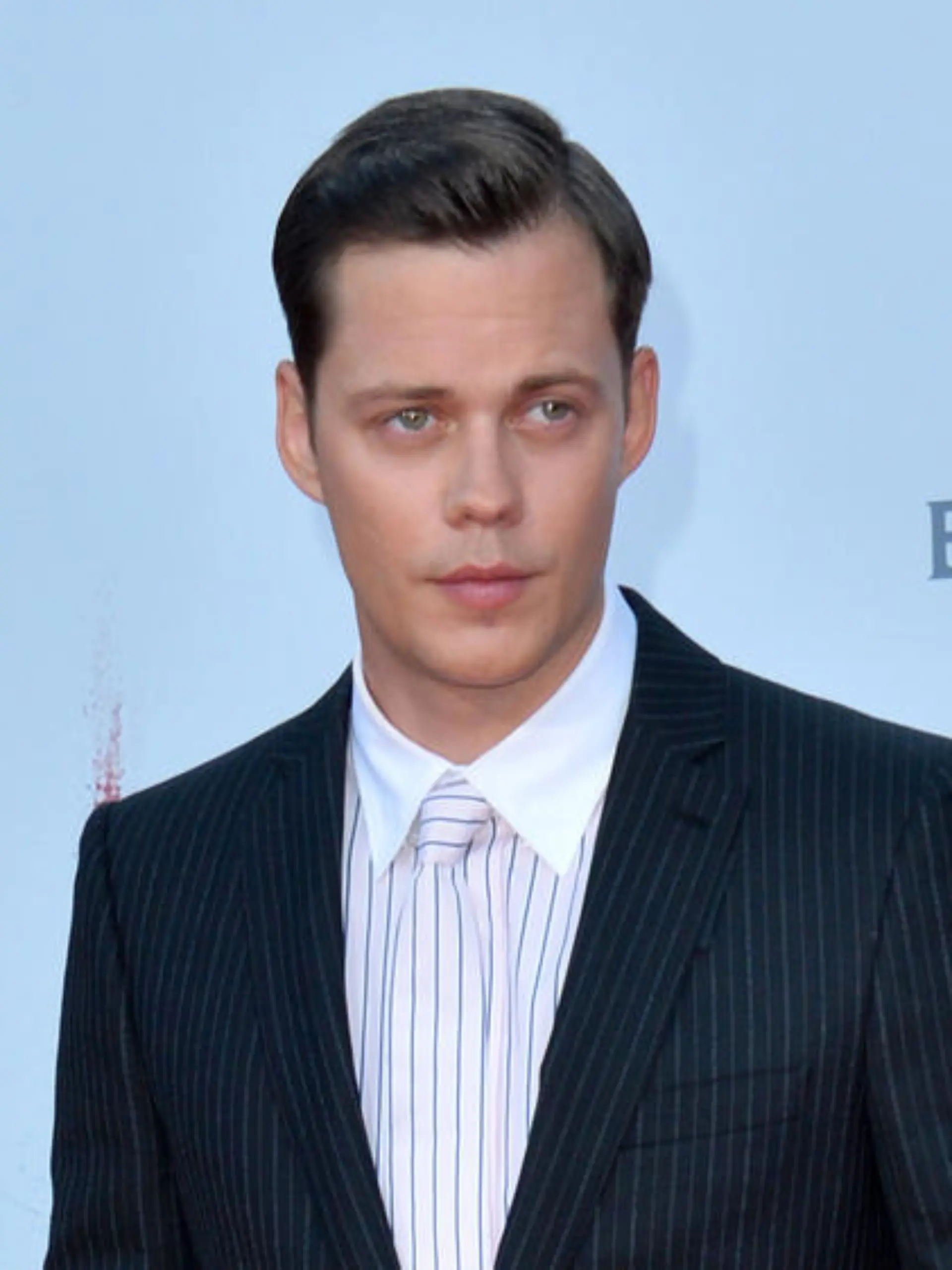 "Clark": Bill Skarsgård wird vom Horrorclown zum Geiselnehmer