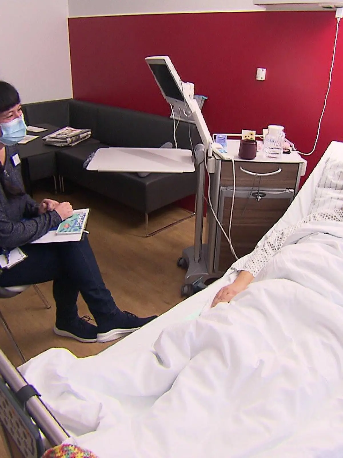 Sie haben Krebs: Man kann sich kaum vorstellen, was in einem Menschen vorgeht, der diese Diagnose bekommt. Angst, Hilflosigkeit, Desorientierung. Was kommt jetzt, was muss ich regeln, wie gehen meine Angehörigen mit meiner Krankheit um? Die erste Onko-Lotsin am Klinikum Darmstadt, Jessica Neumeister, kümmert sich um die Sorgen der Krebs-Patienten und ihrer Angehörigen. Wie diese Arbeit sie erfüllt und wie viel sie Betroffenen bedeutet, erfahren Sie im Video.