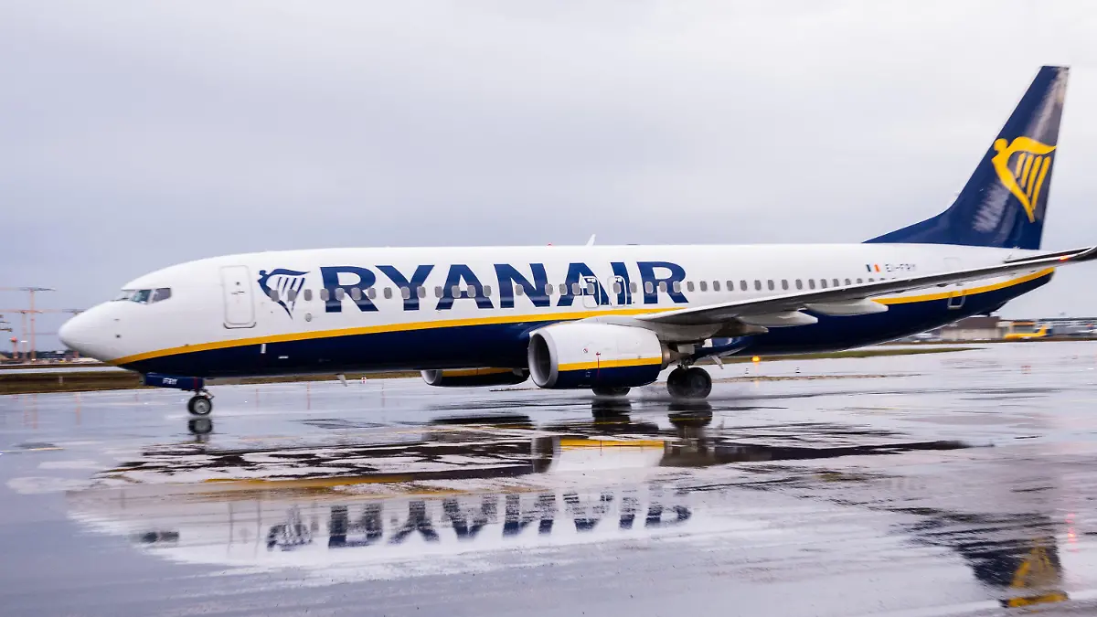 ARCHIV - 01.02.2020, Hessen, Frankfurt/Main: Eine Ryanair-Maschine spiegelt sich auf dem Flughafen Frankfurt (FRA) auf dem regennassen Rollfeld. Europas größter Billigflieger Ryanair will seinen Flugbetrieb zum Sommer wieder deutlich hochfahren. Foto: Andreas Arnold/dpa +++ dpa-Bildfunk +++