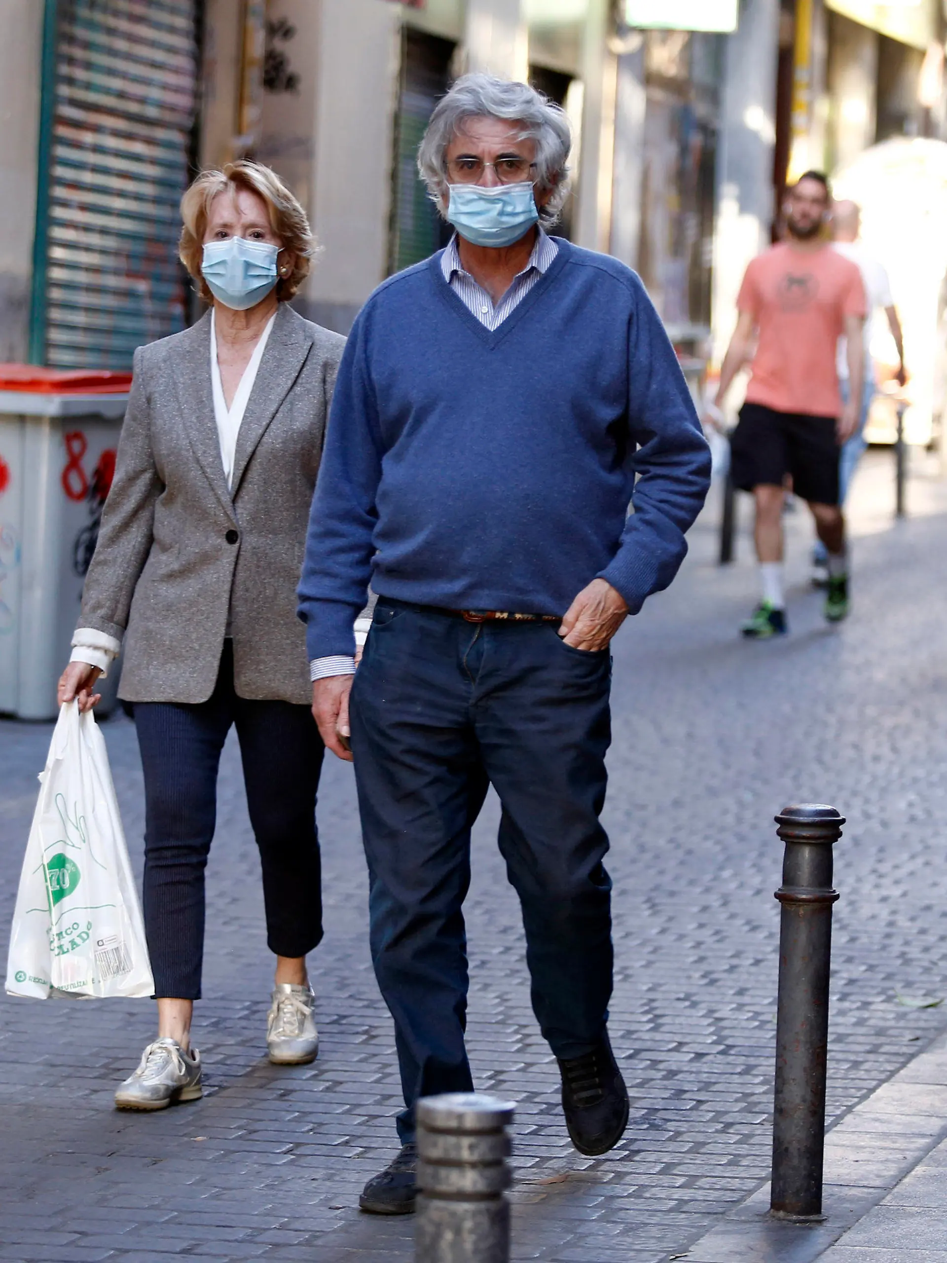 09.05.2020, Spanien, Madrid: Esperanza Aguirre, ehemalige Präsidentin der Autonomen Gemeinschaft Madrid, und ihr Ehemann Fernando Ramirez de Haro gehen mit Mundschutz eine Straße entlang. Foto: Javier Ramírez/Europa Press/dpa +++ dpa-Bildfunk +++