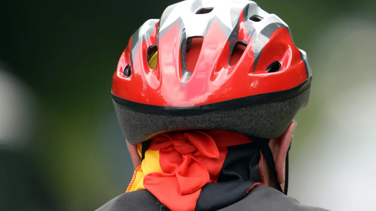 Ein Mann fährt am 17.06.2014 mit einem Schutzhelm auf dem Kopf auf seinem Fahrrad durch Potsdam (Brandenburg). Der Bundesgerichtshof (BGH) in Karlsruhe entscheidet am selben Tag, ob Radfahrern ohne Schutzhelm bei Unfällen weniger Schadenersatz zugesprochen werden kann. Foto: Ralf Hirschberger/dpa +++(c) dpa - Bildfunk+++