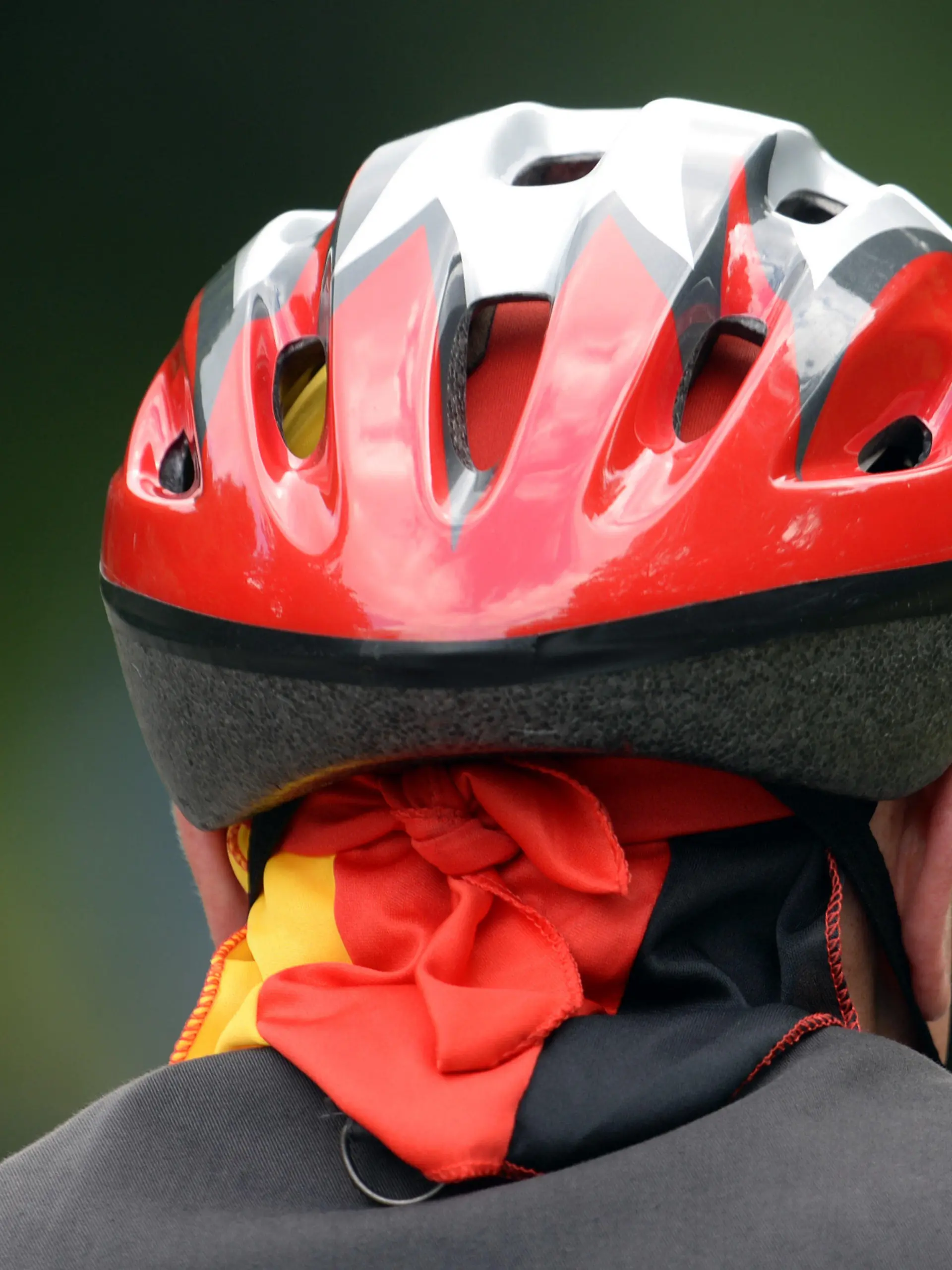 Ein Mann fährt am 17.06.2014 mit einem Schutzhelm auf dem Kopf auf seinem Fahrrad durch Potsdam (Brandenburg). Der Bundesgerichtshof (BGH) in Karlsruhe entscheidet am selben Tag, ob Radfahrern ohne Schutzhelm bei Unfällen weniger Schadenersatz zugesprochen werden kann. Foto: Ralf Hirschberger/dpa +++(c) dpa - Bildfunk+++