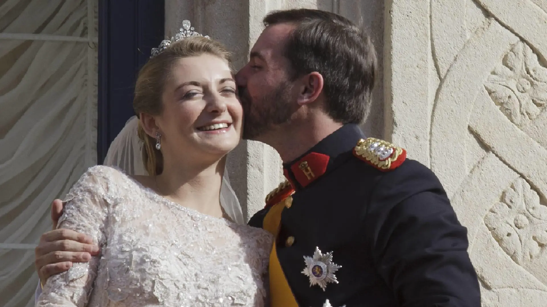 LUXEMBOURG, LUXEMBOURG: Prince Guillaume, hereditary Grand-Duke of Luxembourg and Belgian Countess Stephanie de Lannoy kiss at the balcony of Luxembourg Grand-Ducal palace after the religious marriage of Crown Prince Guillaume of Luxembourg and Princess Stephanie, Saturday 20 October 2012, in Luxembourg city. The marriage celebrations last two days. PUBLICATIONxINxGERxSUIxAUTxHUNxONLY